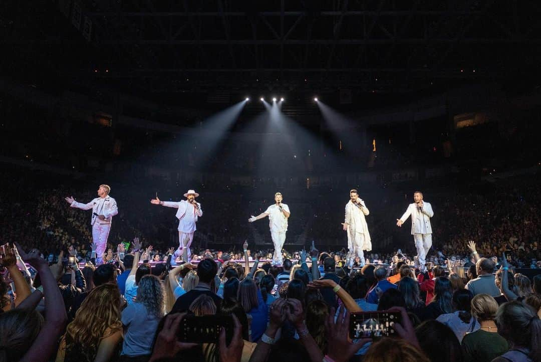 ニック・カーターさんのインスタグラム写真 - (ニック・カーターInstagram)「Not to sound cheesy, but we had a gouda night last night Milwaukee 🦌 #BSBMIL #dnaworldtour 📸 @shaggs」9月13日 9時51分 - nickcarter