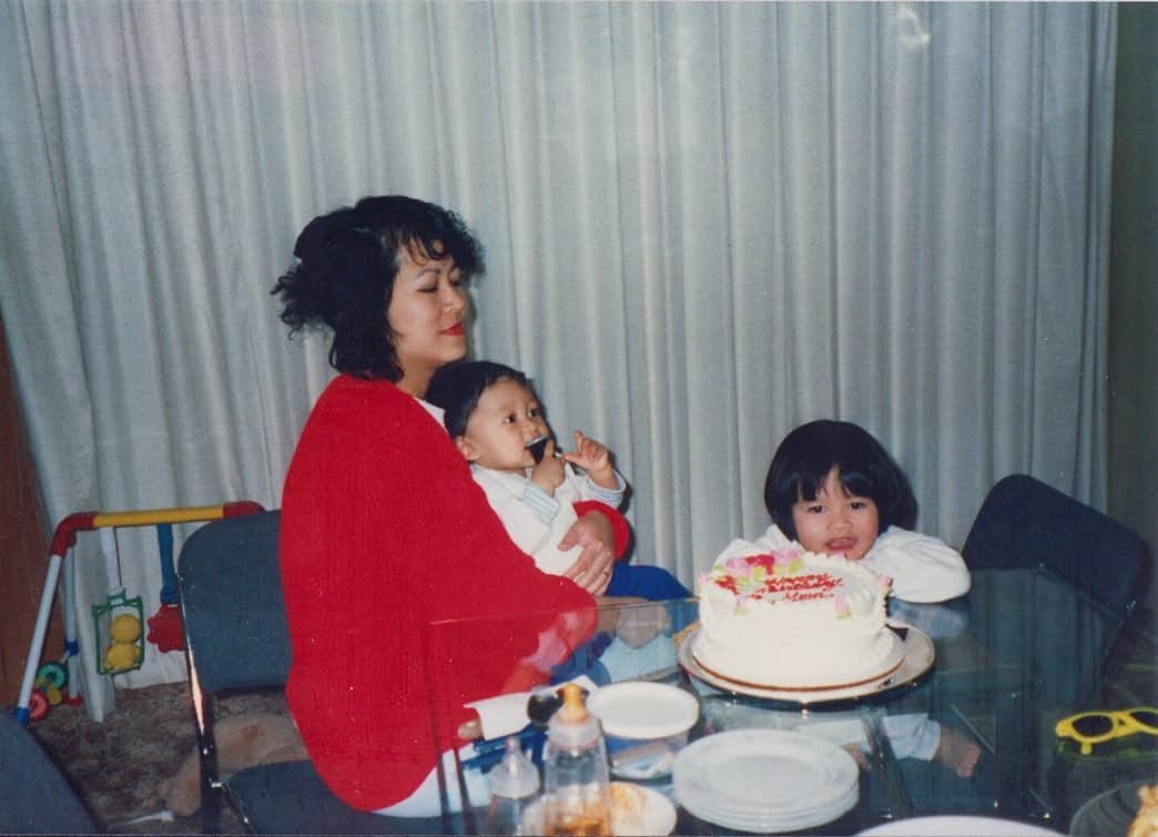 エイミー・ファムのインスタグラム：「wow... i can’t believe it’s been 10 years. it’s kinda crazy to wrap my head around that. losing someone isn’t the easiest, especially when that someone was you mama. but we were so incredibly blessed to have you for the time that we did. you showed me how to be kind, how to be strong, and how to work even harder in the face of adversity. you showed me how to knit and crochet, and taught me how to draw my first flower: a rose (which is probably why i love drawing roses so much now 🥰🌹) your memory, your spirit, and the values you instilled in me, i cherish and hold in my heart every single day. i wear all your old things, because you had the best style. and it makes you feel a little bit closer. when people say i remind them of you, it used to make me sad because of how much i missed you. but instead now i just feel so lucky to be able to call myself your daughter. i promise i am going to keep working harder. i am going to keep spreading kindness. and i am going to just keep on going... because you are the reason. i love you mẹ, til we meet again ♥️ 01/22/1956-09/11/2009」