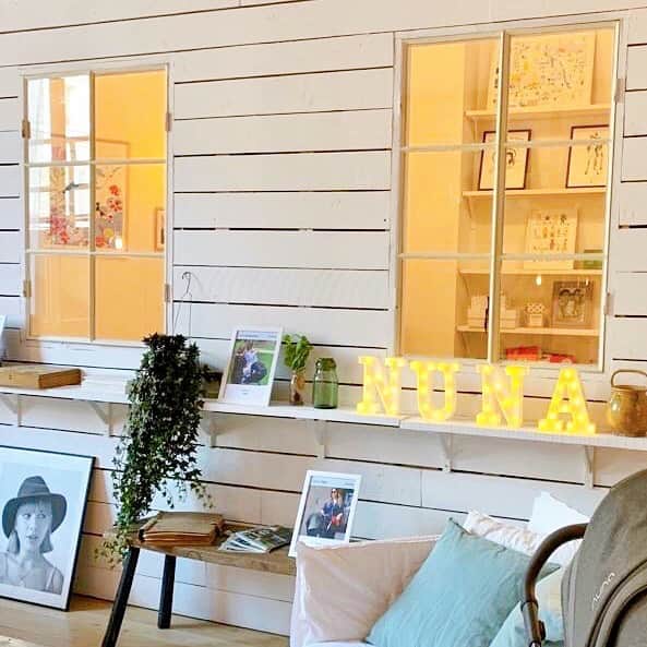 のインスタグラム：「機能性・デザイン性に優れたnunaのアイテムを見にきませんか？ 【nuna POPUP SHOP@グランフロント大阪】開催中🕊 . ９月６日（金）～９月２６日（木）までの期間限定で、 グランフロント大阪 南館５階のOSAMPOスポットにて 【nuna POPUP SHOP】を開催しています！！ . nuna（ヌナ）は、オランダ生まれのベビーブランド🇳🇱 「使いやすさ」「高いデザイン性」「丁寧な作り」を大事にし、 製品は信頼性の高い製造技術により多くのお客様に親しまれています。 . 【POPUP SHOP】では チェア・ベビーカー・チャイルドシートなどのアイテムを 展示・販売しております💫 . 購入特典として、期間中nunaアイテムをご購入のお客様に、 nunaオリジナルのポーチ、もしくは、ipadケースをプレゼント🎁 （※数に限りがございます。予めご了承ください。） . さらに新商品の展示も行なっています！！ 11月発売予定のチャイルドシート【MYTI(マイティ)】、 12月発売予定の抱っこ紐【CUDL(カドル)】、 ベビーカー【TRIV(トリヴ)】が一足早く見ることができます😊 (発売時期は予告なく変更する場合がございます。) . 開催場所はKATOJI店舗内ではなく、 同フロアの南1エレベーター前のOSAMPOスポットです。 . 是非この機会にグランフロント大阪へ 遊びに来てください＊」