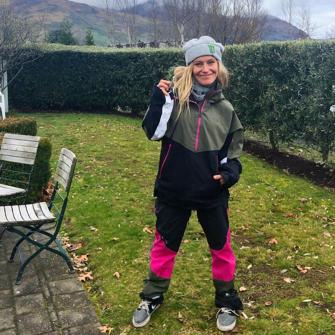 ジェイミー・アンダーソンのインスタグラム：「It’s my birthday in NZ! Friday the 13th, and a full moon! So grateful to be alive & thriving! #29」