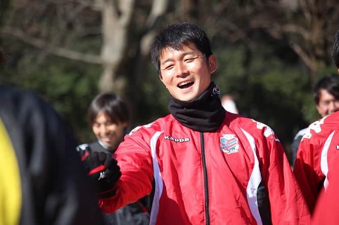 コンサドーレ札幌さんのインスタグラム写真 - (コンサドーレ札幌Instagram)「横山選手、お帰りなさい！  昨年まで在籍しておりました横山知伸選手が、FC岐阜へ加入することが決定いたしました。  横山選手は2018シーズンまで北海道コンサドーレ札幌に所属（※2018年8月からロアッソ熊本に期限付き移籍）し、昨年12月24日の夜に体調不良となり、自宅のある埼玉県内の病院へ救急搬送されました。検査の結果、脳内に腫瘍が見つかり、転院後の12月31日に腫瘍の摘出手術を行いました。その後、約2週間の入院を経てリハビリを開始し、4月に入ってからは母校・帝京高校サッカー部での練習に参加するなど復帰に向けてトレーニングを積み、8月20日にはコンサドーレの練習に参加していました。横山選手、おかえりなさい。これからもサッカーファミリーとして、お互いに頑張りましょう！  横山選手コメント この度、FC岐阜でキャリアを再スタートできることになりました！ 『横断幕見たよ～!!体調どう？』 この連絡 はリハビリ中にたくさんの友人、知人からいただきました！ 横断幕は心の支えであると同時に誇らしくもあり、大変有り難かったです。  開幕戦で初めて生で見た時は感動しました！ その後もホーム・アウェイでも出し続けていただき、それを見た人が自分を気にかけてくれる連絡をくれました！持ち運びが大変だったと思いますが、自分としてはとても励みになりました。 それに、募金活動に参加してくださった方々、企画実行してくれた選手会、スタッフの方々、支援と共に元気や希望をもらい、ここまで回復する事が出来ました。本当に感謝しています。恩返しはピッチ上で自分が元気にプレーしている姿をお見せすることだと思います！今後は試合に絡んでいけるように精一杯頑張ります!! 末筆ではございますが、北海道コンサドーレ札幌の飛躍と北海道コンサドーレ札幌に関わる方々のご健勝とご多幸をお祈りしております。  #consadole #コンサドーレ #Jリーグ　#JLEAGUE #football #soccer #supporter #サポーター #soccerphotography #soccertime #北海道　#HOKKAIDO #札幌　#SAPPORO #FC岐阜 #岐阜 #横山知伸」9月13日 10時17分 - hokkaido_consadole_sapporo
