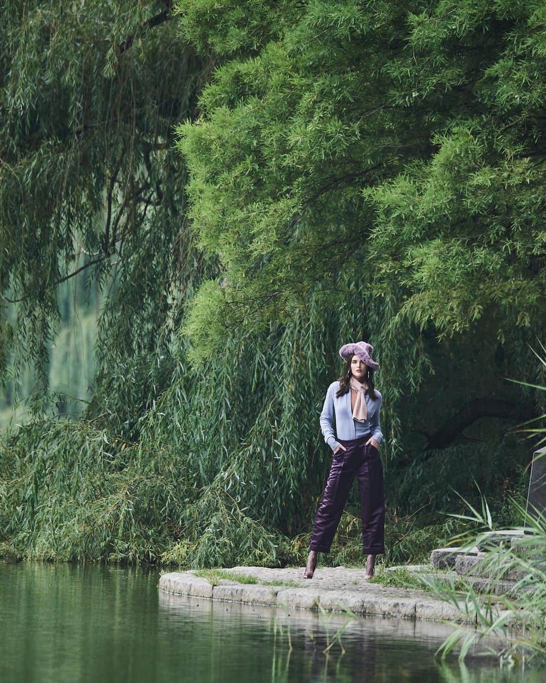ヒラリー・ローダのインスタグラム：「Can you believe this is right in the middle of New York City?! 🌳💚🌿 sidenote: weeping willows are my absolute favorite.」