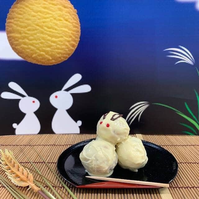 森永製菓　関西公式のインスタグラム：「この時期は月がきれいに見えるわー・・・ って思ったら月やなくてムーンライトやった！！ いつものお月見もええけど、ムーンライトお月見もおすすめやで！  たこ焼き機で作ったまんまるホットケーキに、溶かした白いダースでデコレーションした月見団子を添えたら最高や！  今年はムーンライトお月見で決まりやな！  #関西Mくん #森永製菓関西公式 #中秋の名月 #お月見 #十五夜 #満月 #月 #9月13日 #ムーンライト #MOONLIGHT #ダース #DARS #ホットケーキ #うさぎ #月見団子 #ホワイトチョコ #デコレーション #お菓子作り #手作り#homemade #cookies #手作りお菓子 #instafood #pancakes  #ホットケーキミックス」