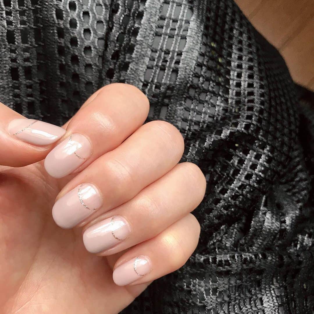 のインスタグラム：「new nail☺︎ just birthdayにチェンジしたnails✨ 秋っぽい大好物のグレージュの逆フレンチ ピンクゴールドのラインが際立ってキレイ @yuka_yoshi0221 いつもありがとう❤︎ お洋服も少しずつ秋を意識しないと 真夏スタイルでは少し恥ずかしくなってきたね。 OBLI @obli_official のエコレザー風レーススカートが 今の気分で最近のお気に入り☺︎ @kiyomimedeiros のfashionはいつも可愛い❤︎ #penelopisis #nail #autumnnails #秋色 #obli」
