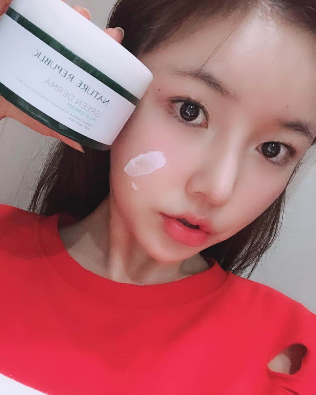 hyeriのインスタグラム：「피부가 건조하고 예민해서 항상 기초를 중요시하는데  이번에 네이처리퍼블릭에서 출시된 그린더마 마일드 크림 기획세트를 발견!! 다가오는 가을에 맞춰 크림 본품(190ml)+시카 세럼 증정품(30ml) 2종으로 구성된 NEW 기획세트라 이것 저것 따로 살 필요 없어서 너무 좋다👍  크림은 보습력이 좋고 시카 세럼은 진정효과에 탁월하고  나처럼 예민하고 건조한 사람이 사용하기 딱 좋은 구성❤️ 시카 세럼을 바르고 보습이 필요한 부위에 크림을 얇게 펴 바르면  무겁지 않고 사용하기 GOOD! 엄마한테도 선물해 줘야지👍  @naturerepublic_kr #네이처리퍼블릭 #naturerepublic #시카듀오 #장벽강화 #시카더하기시카 #시카라인UP #그린더마마일드크림 #그린더마마일드시카세럼 #그린더마크림기획세트 #피부진정 #환절기피부관리 #보습크림 #진정세럼 #가을크림 #가을세럼 #AD #대가성광고 #네이처리퍼블릭 #naturerepublic #시카듀오 #장벽강화 #시카더하기시카 #시카라인UP #그린더마마일드크림 #그린더마마일드시카세럼 #그린더마크림기획세트 #피부진정 #환절기피부관리 #보습크림 #진정세럼 #가을크림 #가을세럼 #AD #대가성광고.」