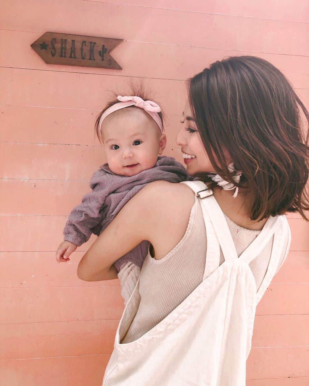 高橋菜摘のインスタグラム：「💟 撮影の合間に撮った1枚だから 2人の洋服の季節感の違いが凄い🤣 この娘の服気に入ってたけどもうsize out🙅‍♀️ 来週土曜のフリマに出そうっと〜❤︎ 女の子のちっこいのと 男の子の5歳までの服沢山持って行きます✌️ 私が着てるベージュのニットタンクも出す！ . 今回、辻堂駅前だしテラモ前だし 来てくれる人多そうで楽しみ！ 用事の合間に1人でも行って平気かなぁって よく質問が来るんだけど ぜーんぜん来てください💛 場所は📍 @8colordrink で 時間は11時-17時です❤︎ 一緒にやるメンバー👼 @maino______  @lina_x117  @juri1104 . さて、夏休み明け娘が体調悪くて トレーニングおやすみしてたので 今日からパーソナル再開🏋️‍♂️‍♀️❤︎ @t.balance 行ってきまーす！」