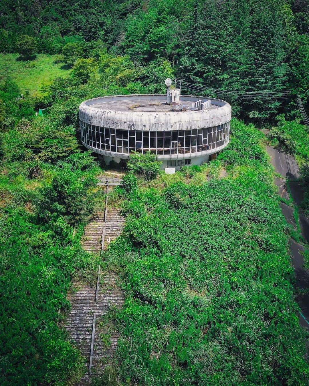 啝 （わ）のインスタグラム：「Secret Base 𓆲 𓆲 𓆲 #droneoftheday #djimavicpro #djiglobal #drone #dronephotography #dronestagram #dji #topdronephotos #fromwhereidrone #wedroneasia #droneosoar #skyhilife  #japan_urbex #JJ_URBEX #jp_gallery #kf_urbandonedmasks #KINGS_ABANDONED #m3xtures #Meistershots #moodygrams #nature_takes_over #natures_reclaim #ominous_perfection #pr0ject_uno #rsa_preciousjunk #savethedecay #sfx_decay」