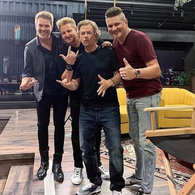 のインスタグラム：「I audition @rascalflatts to be my house band tonight.  Check out the disaster meeting. @lightsout」