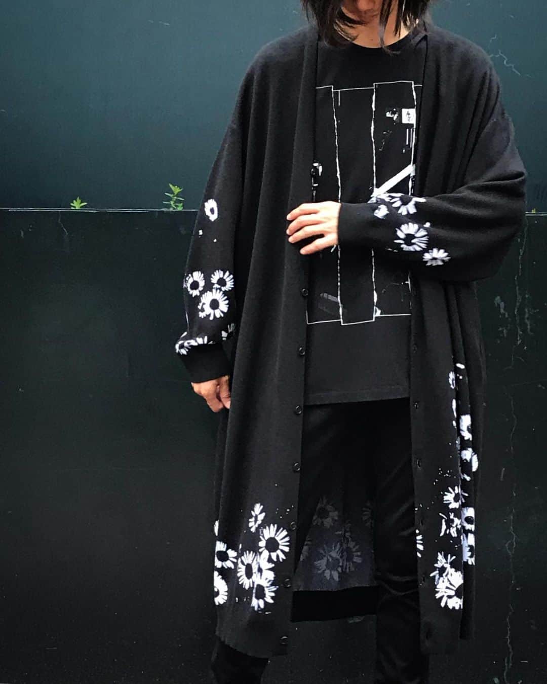 ラッド ミュージシャンさんのインスタグラム写真 - (ラッド ミュージシャンInstagram)「カジュアルに着こなすのもオススメですが、インナーをシャツやハイネックにして上品に着こなすのもオススメです。 ・ ・ ・ ・ ・ ・ ・ ・ ・ ・ ・ ・ ・ ・ ・ ・ ・ #ladmusician #newarrivals #2019aw #streetfashion #streetwear #streetstyle #mode #tokyofashion #flowers #flowerprint #modefashion #minimalism #minimalist #minimal #monotone #black #white」9月13日 10時58分 - ladmusician