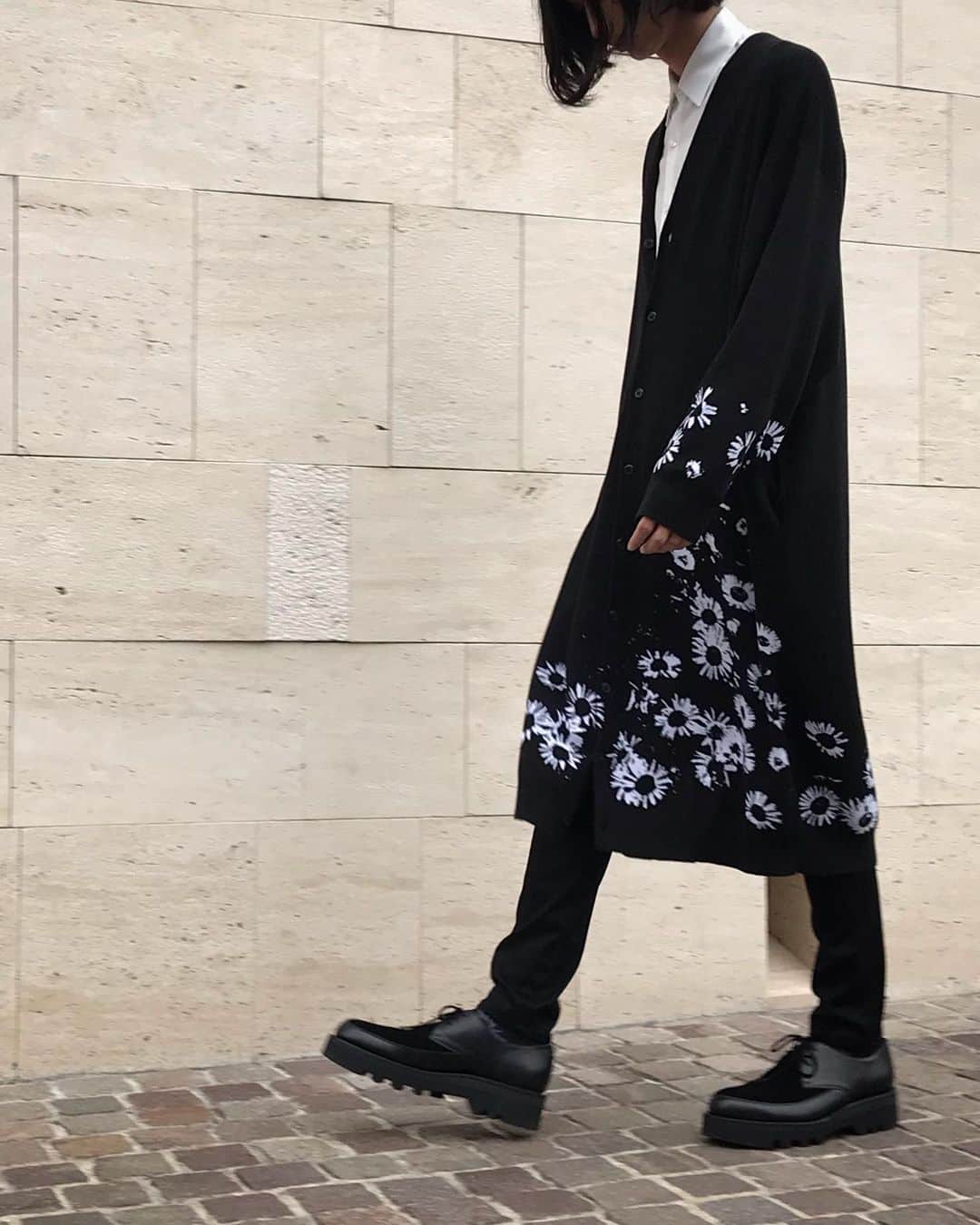 ラッド ミュージシャンさんのインスタグラム写真 - (ラッド ミュージシャンInstagram)「カジュアルに着こなすのもオススメですが、インナーをシャツやハイネックにして上品に着こなすのもオススメです。 ・ ・ ・ ・ ・ ・ ・ ・ ・ ・ ・ ・ ・ ・ ・ ・ ・ #ladmusician #newarrivals #2019aw #streetfashion #streetwear #streetstyle #mode #tokyofashion #flowers #flowerprint #modefashion #minimalism #minimalist #minimal #monotone #black #white」9月13日 10時58分 - ladmusician