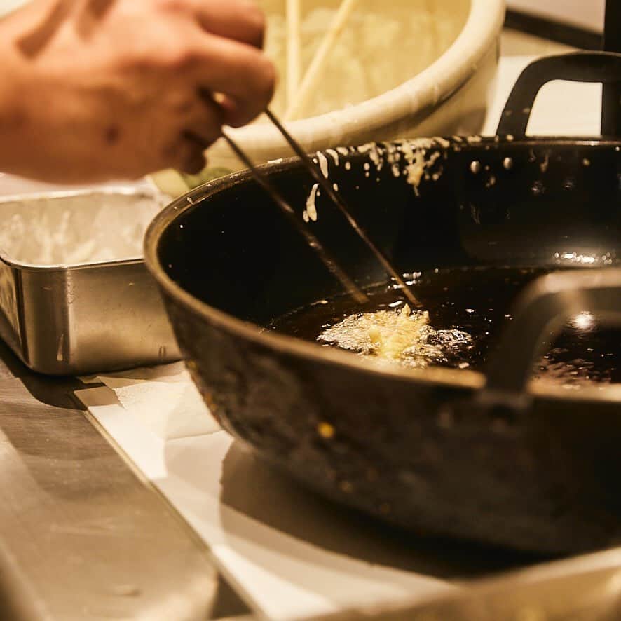 PARCO_ya上野さんのインスタグラム写真 - (PARCO_ya上野Instagram)「大正13年に新宿で創業した老舗天ぷら店。﻿ 90年以上に渡って受け継いだ伝統の職人技で、ひとつずつ丁寧に心を込めて調理。﻿ ﻿ イチオシは、職人の姿を目の前で見ることができるカウンター席。旬の野菜や新鮮な魚介を揚げていく香りを楽しみながら、伝統の江戸前天ぷらをご堪能いただけます。﻿ ﻿ <shop information>﻿ 天ぷら 6F : 天ぷら 新宿 つな八﻿ TEL：03-5846-8855﻿ ﻿ #PARCO_ya #parcoya #パルコヤ #パルコヤ上野 #上野 #ueno #天ぷらつな八 #つな八 #新宿つな八 #天ぷら #野菜天 #魚介 #天ぷらさくさく #天ぷら好き #和食 #職人 #老舗 #ごま油 #ヘルシー #日本酒 #カウンター席が好き好き #食グラム #食べ物グラム」9月13日 10時59分 - parco_ya_ueno