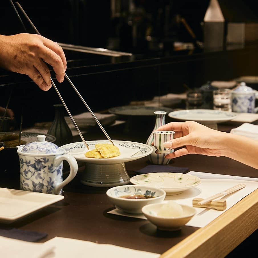 PARCO_ya上野さんのインスタグラム写真 - (PARCO_ya上野Instagram)「大正13年に新宿で創業した老舗天ぷら店。﻿ 90年以上に渡って受け継いだ伝統の職人技で、ひとつずつ丁寧に心を込めて調理。﻿ ﻿ イチオシは、職人の姿を目の前で見ることができるカウンター席。旬の野菜や新鮮な魚介を揚げていく香りを楽しみながら、伝統の江戸前天ぷらをご堪能いただけます。﻿ ﻿ <shop information>﻿ 天ぷら 6F : 天ぷら 新宿 つな八﻿ TEL：03-5846-8855﻿ ﻿ #PARCO_ya #parcoya #パルコヤ #パルコヤ上野 #上野 #ueno #天ぷらつな八 #つな八 #新宿つな八 #天ぷら #野菜天 #魚介 #天ぷらさくさく #天ぷら好き #和食 #職人 #老舗 #ごま油 #ヘルシー #日本酒 #カウンター席が好き好き #食グラム #食べ物グラム」9月13日 10時59分 - parco_ya_ueno