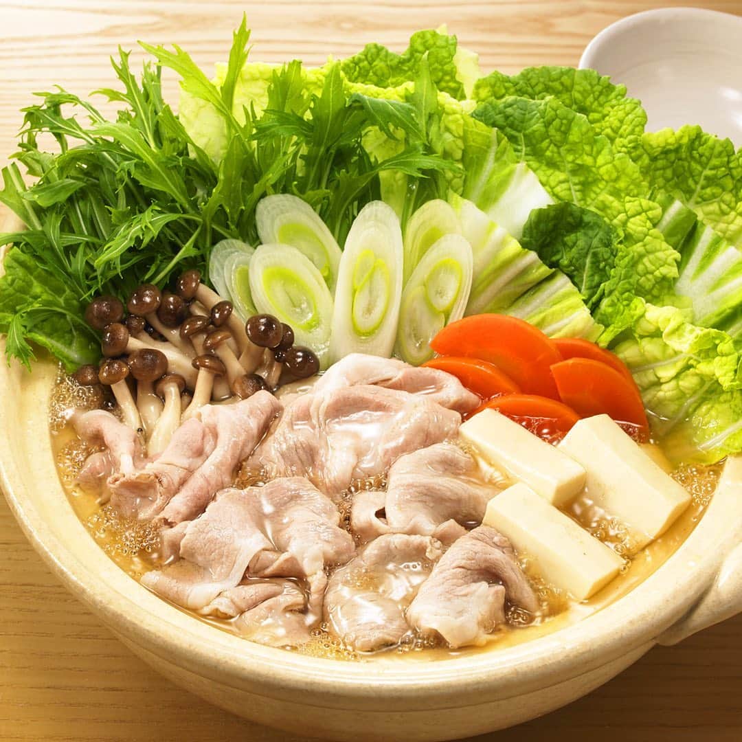 おいしい鍋のインスタグラム：「. ＼至福のゆず醤油鍋／ ホッと安らぐ香り豊かなスープが、みんなで鍋を囲む時間を至福のおいしさで包み込みます。 だし醤油と鶏がらを合わせたスープに、ゆず皮と鶏油をふわっと効かせた、まろやかな味わいです。 . ●レシピはこちら ‪http://nabe.moranbong.co.jp/recipe/detail/id=3343‬ . #おいしい鍋#モランボン#コク旨スープがからむ至福のゆず醤油鍋用スープ#コク旨スープがからむ#ゆず醤油鍋#豚肉#野菜#鍋#鍋用スープ#鍋つゆ#instanabe」