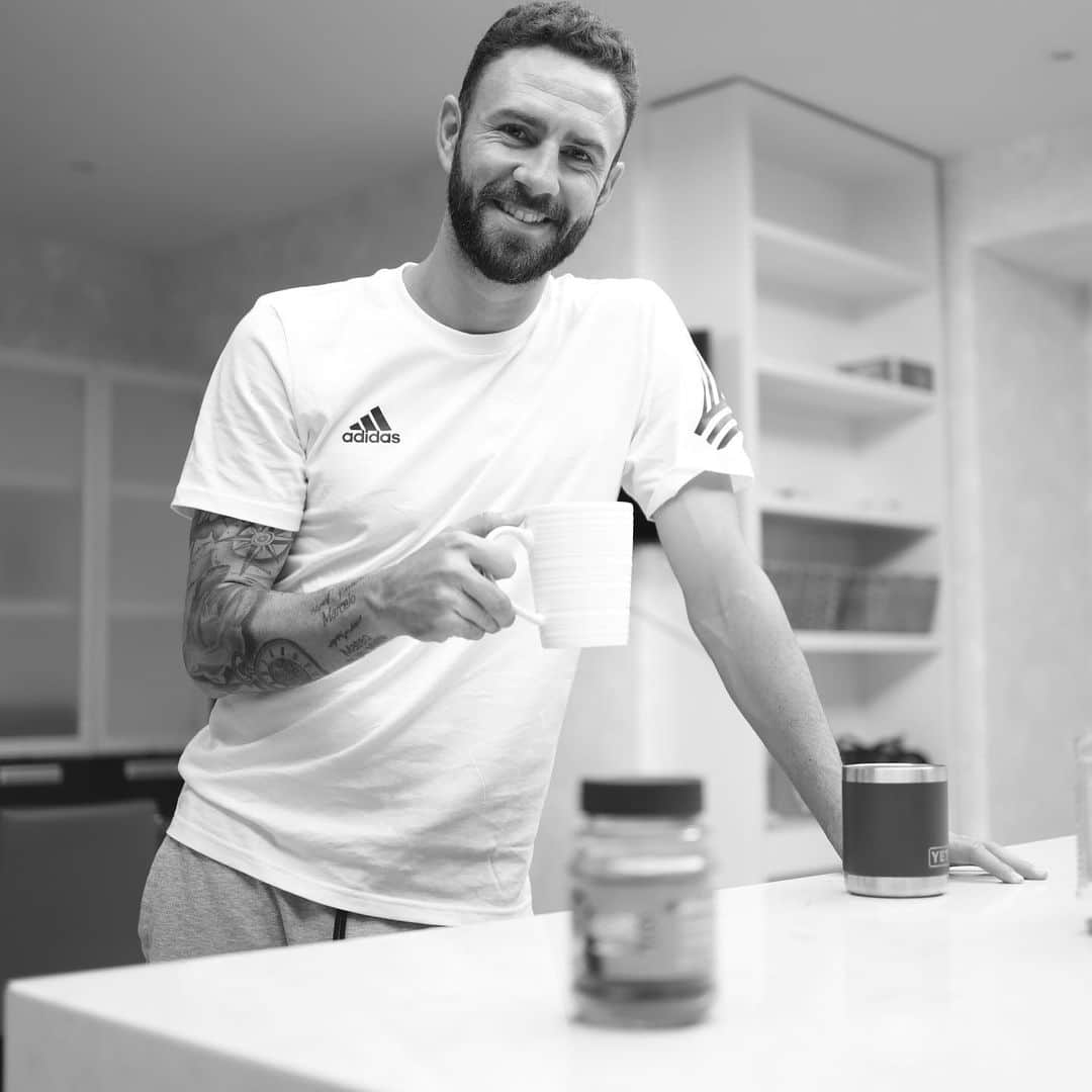 ミゲル・ラジュンのインスタグラム：「Relax y echémonos un @cafe19mx !! . ☕️🤤」