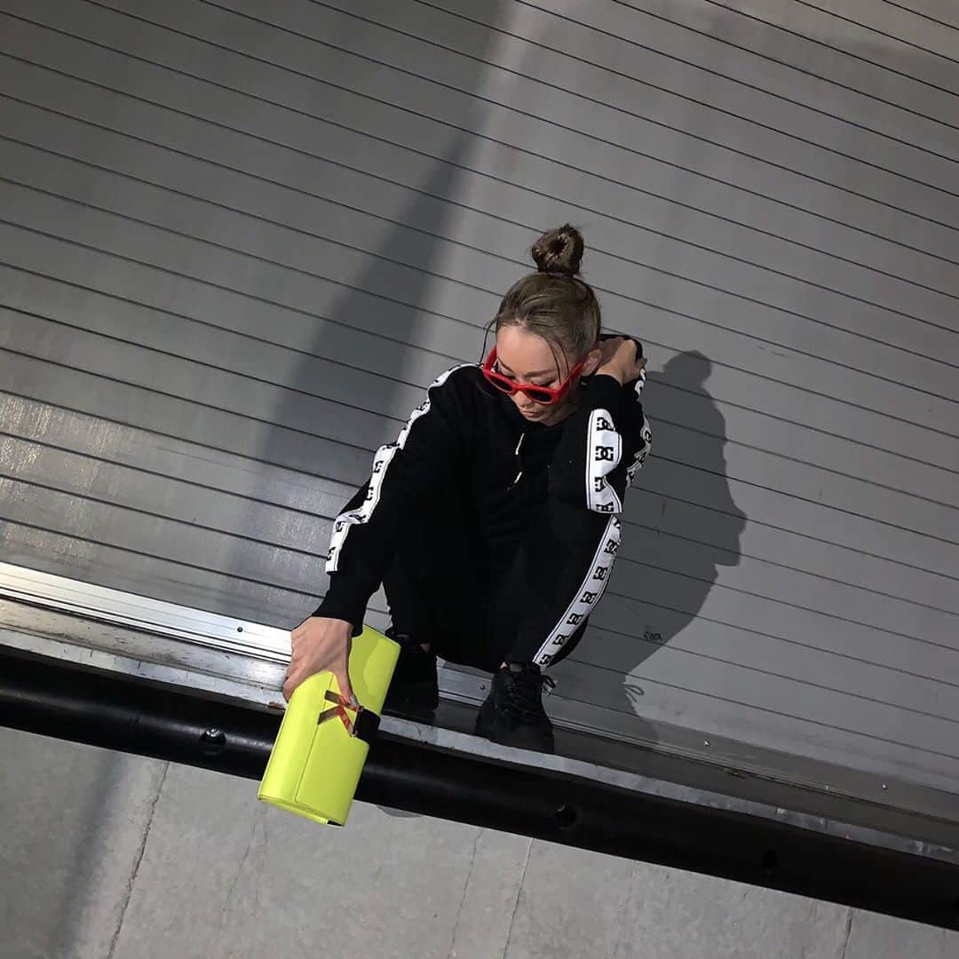 のインスタグラム：「明日から、自身初となる「滞在型・1日で違う演目を2公演」#relivetour2019 がスタートしまするーー！！！﻿ たのしみーーーーからの、﻿ いやー﻿ 緊張するわー。まぢ眠れぬ日々。﻿ もっとこうすれば良くなる気がする、﻿ が毎日ずっと続いてます、、、﻿ ﻿ 明日からみんなに会えることを楽しみにしています！！﻿ ﻿ いやー、三階席行ったり二階席行ったり、﻿ 昨日今日は会場内を走りまくり。﻿ ﻿ 足がライブじゃないとこで、パンパン問題！！﻿ ﻿ #relivetour2019 #blackcherry #japonesque #tour #live #singer #artist #challenge #with #fan #staff #kodakumi #倖田來未 #fashion #gyda #dc #mlb #93の日グッズ」