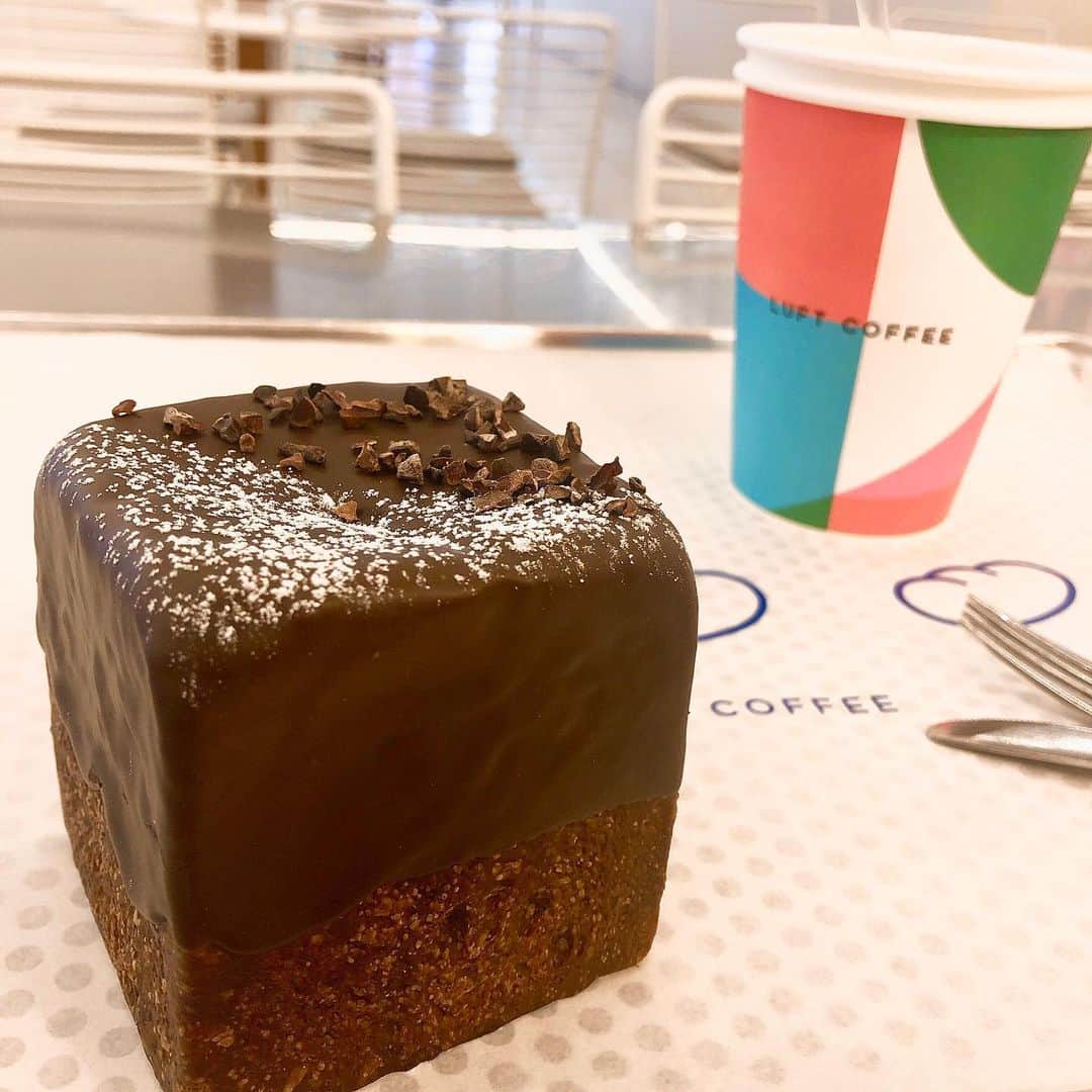 山田優依さんのインスタグラム写真 - (山田優依Instagram)「LUFT COFFEE . 無機質なんだけどそれがまたお洒落だった ルフトコーヒーでモーニング . わざわざ出てくるのを待っていた ダークチョコレートのキューブパンが 期待通り美味しかったー☺️ . #korea #seoul #luftcoffee」9月13日 11時31分 - yui_gourmetwalker