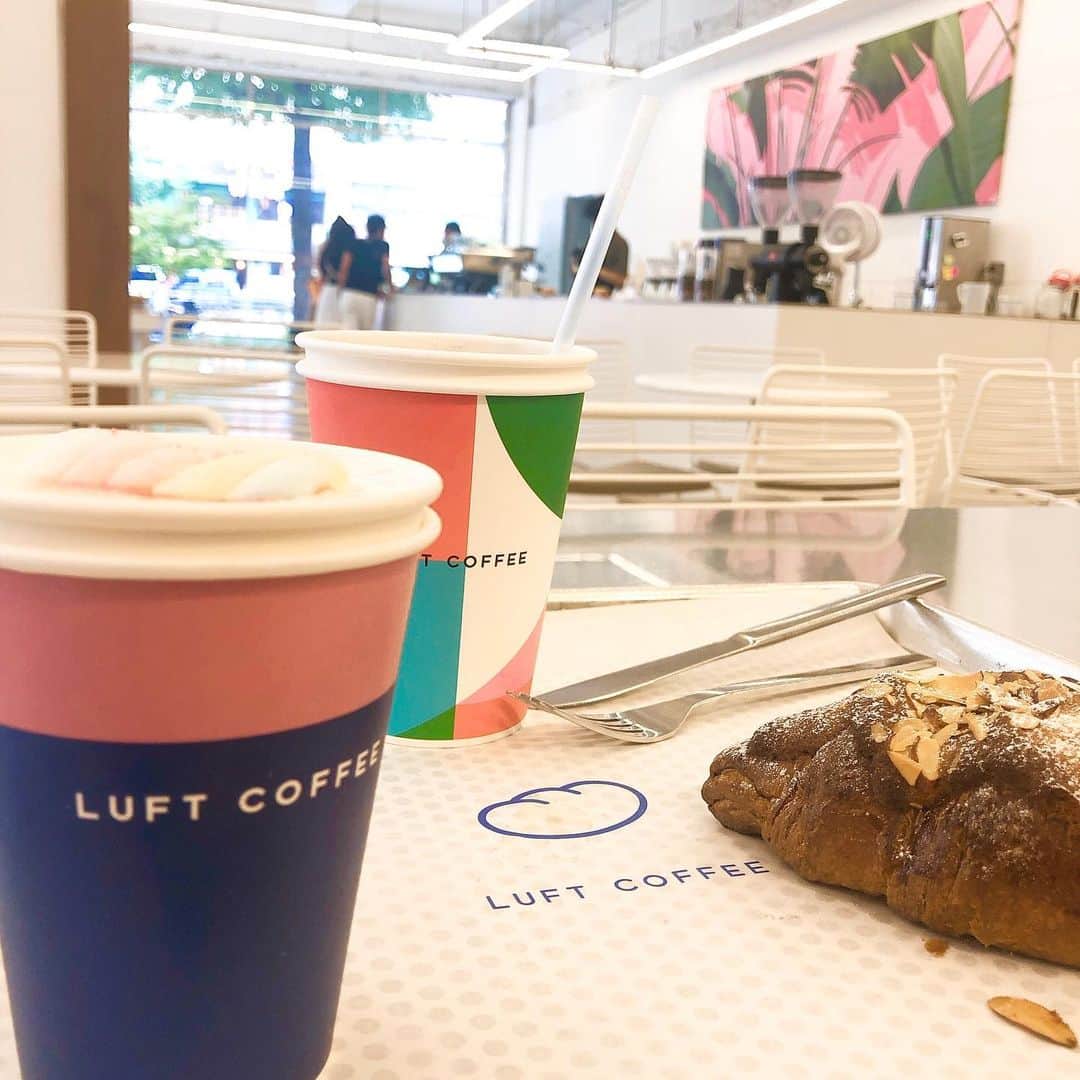 山田優依さんのインスタグラム写真 - (山田優依Instagram)「LUFT COFFEE . 無機質なんだけどそれがまたお洒落だった ルフトコーヒーでモーニング . わざわざ出てくるのを待っていた ダークチョコレートのキューブパンが 期待通り美味しかったー☺️ . #korea #seoul #luftcoffee」9月13日 11時31分 - yui_gourmetwalker