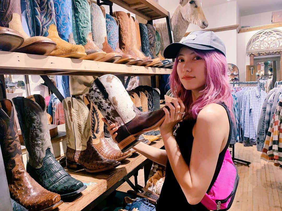SHIZUKAのインスタグラム：「Do you like a cowgirl?lol」