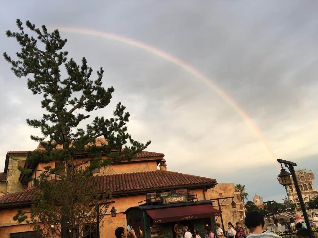 大塚莉奈のインスタグラム：「雨がやんだ後、タワー・オブ・テラーから綺麗な虹が🌈💕 #虹 #タワーオブテラー #東京ディズニーシー #rainbow #towerofterror #tokyodisneysea #ソアリン #めちゃくちゃ楽しかった #160分待ち」