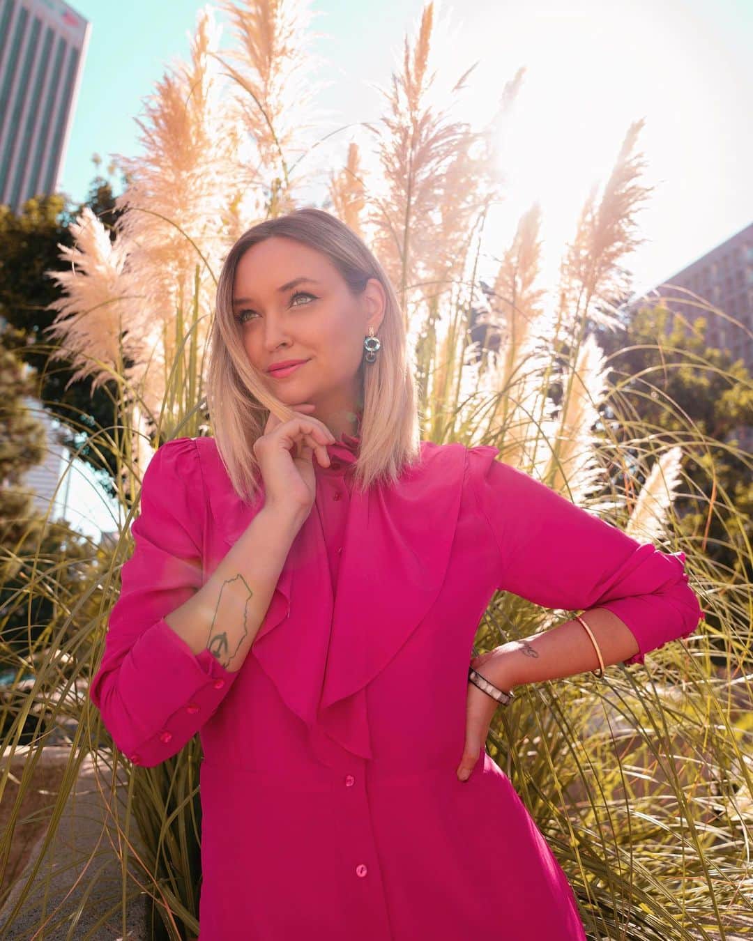 リズ・チェルカソワのインスタグラム：「Today I want to take a moment to shine the spotlight on a special brand that I am genuinely excited to partner with. @akolajewelry is a globally inspired brand with collections that are handcrafted by women in East Africa using beautiful high-quality natural materials. Akola empowers women by providing job-training, mentor programs, as well as financial literacy coaching to each woman employed through @akolajewelry. You can shop the collection online at @nordstrom and learn more at www.AkolaProject.com. #akolaxnordstrom [ad]」