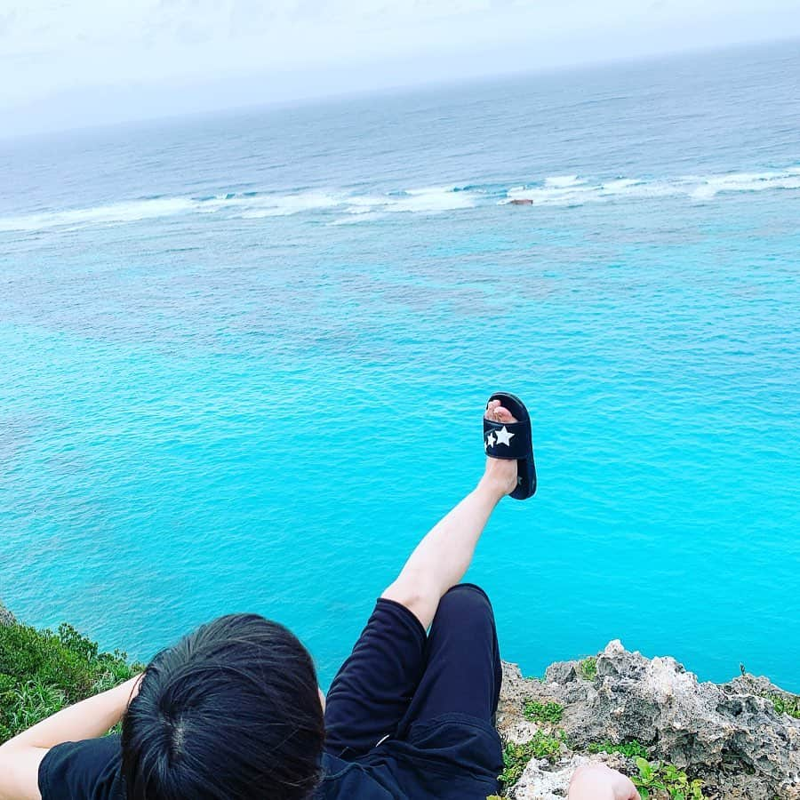 Koukiのインスタグラム：「崖の上のこーき。  すぐ下は海で怖い！！！！ #三角点 #宮古島 #伊良部島 #沖縄」