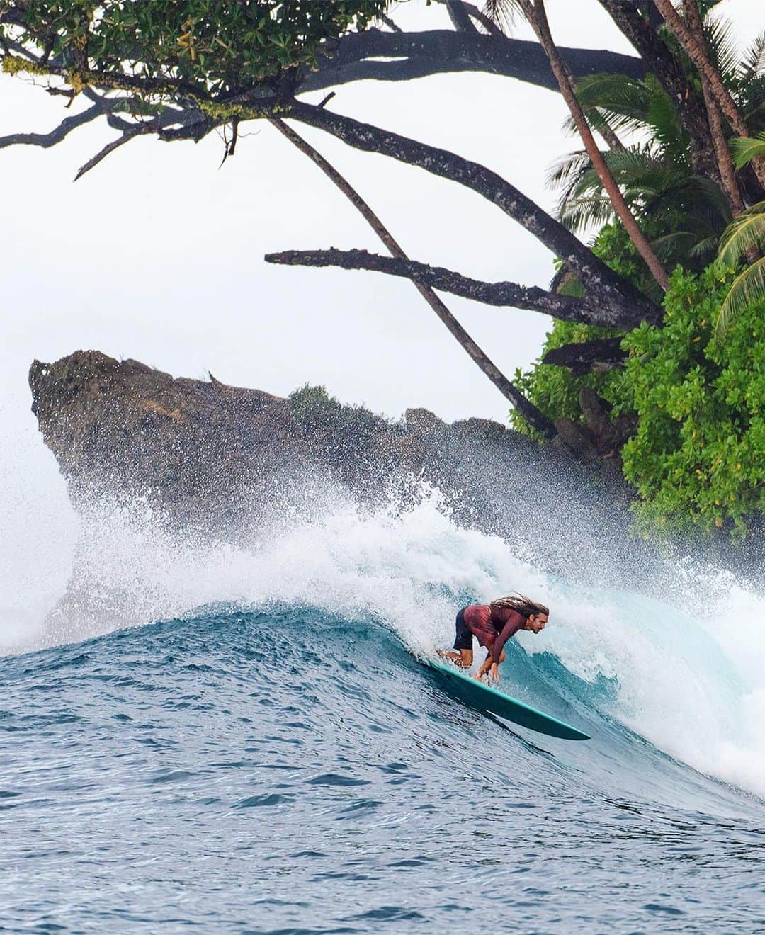 hurleyさんのインスタグラム写真 - (hurleyInstagram)「Light crowd. ⠀⠀⠀ @rob_machado finds a lonely peak somewhere in Indo.  #TrueInnovation」9月13日 11時50分 - hurley