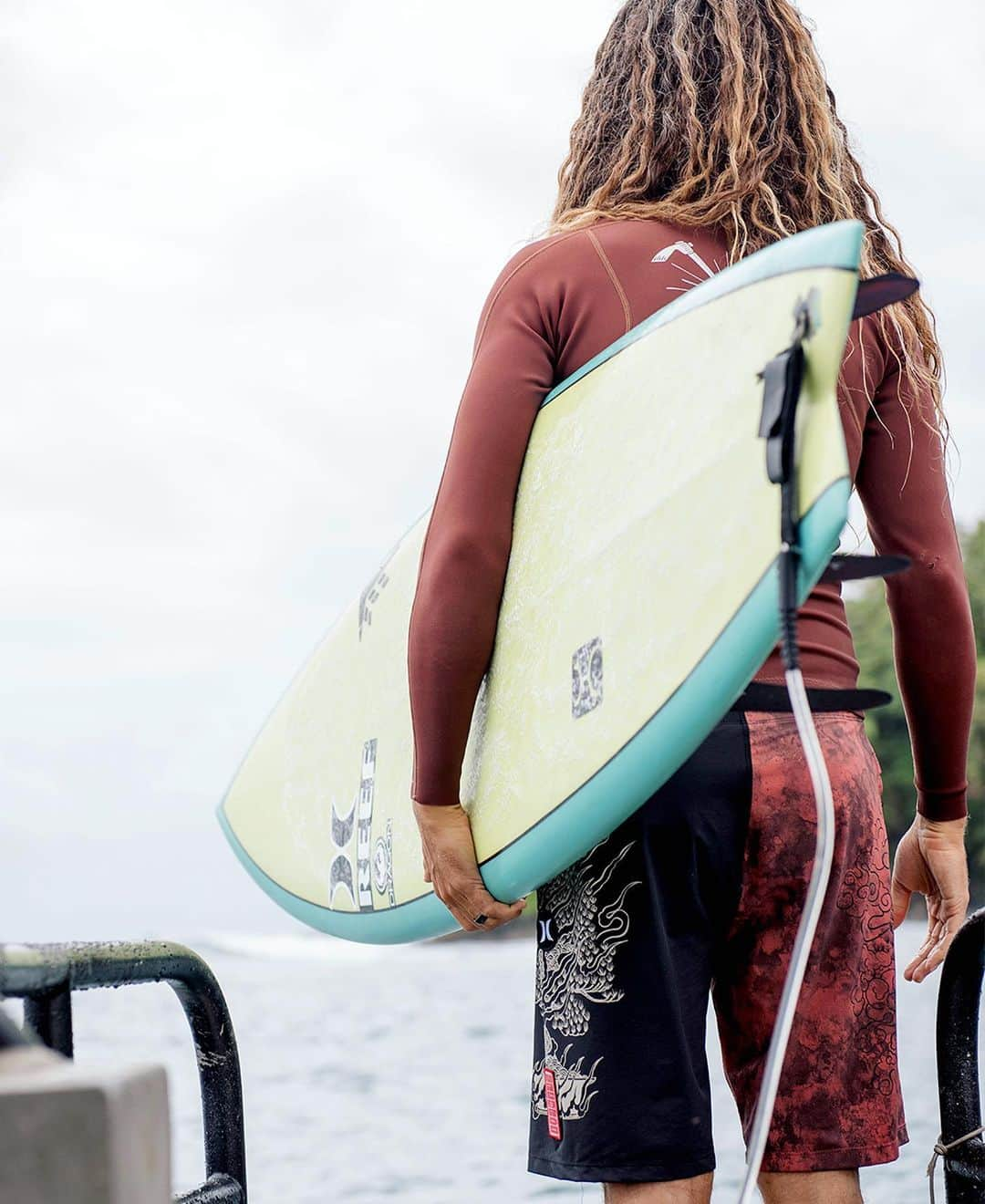 hurleyさんのインスタグラム写真 - (hurleyInstagram)「Light crowd. ⠀⠀⠀ @rob_machado finds a lonely peak somewhere in Indo.  #TrueInnovation」9月13日 11時50分 - hurley