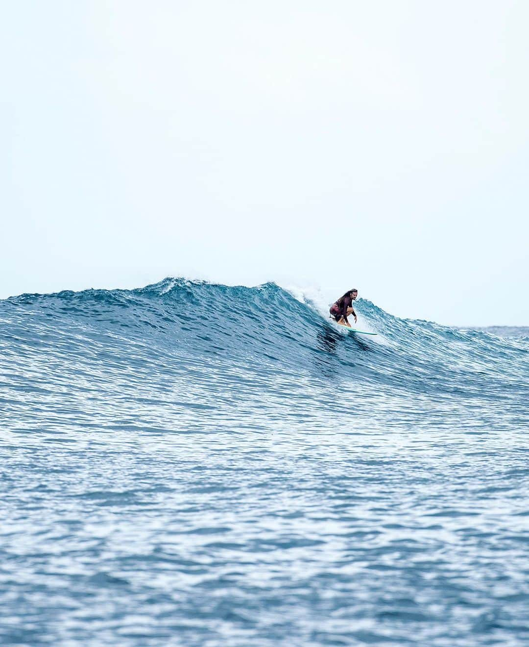 hurleyさんのインスタグラム写真 - (hurleyInstagram)「Light crowd. ⠀⠀⠀ @rob_machado finds a lonely peak somewhere in Indo.  #TrueInnovation」9月13日 11時50分 - hurley