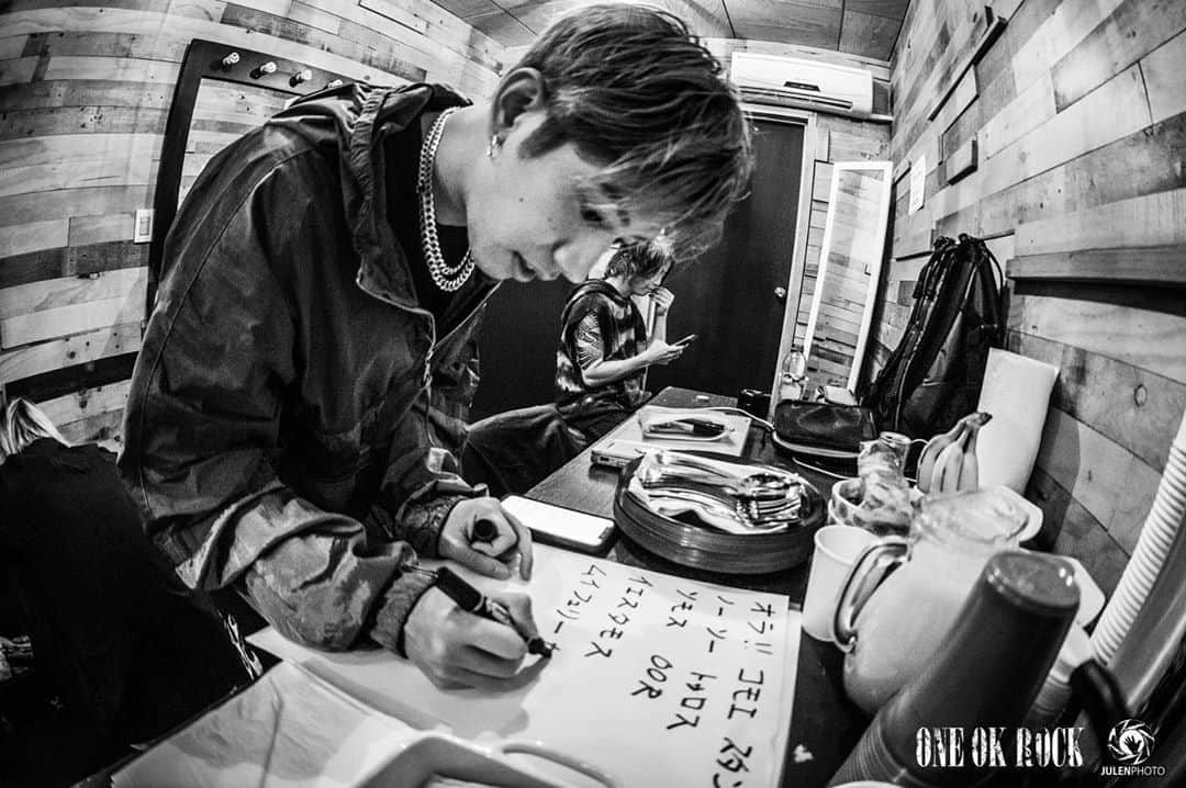 Julen Esteban-Pretelのインスタグラム：「@10969taka spoke a few words in Spanish during every show @oneokrockofficial played in Mexico during their “Eye of the Storm“ World Tour. He wanted to make sure he said things well, so he wrote them in Katakana to remind himself of the correct pronunciation.  #oneokrock #julenphoto #TOURDREAMS #CDMX  Shot with @nikonjp: Nikon D7100, Nikkor DX 10.5mm f/2.8, ISO3200, 10.5mm 1/40s at f/2.8, no flash #nikon #nikonjp #clubnikonjapan」