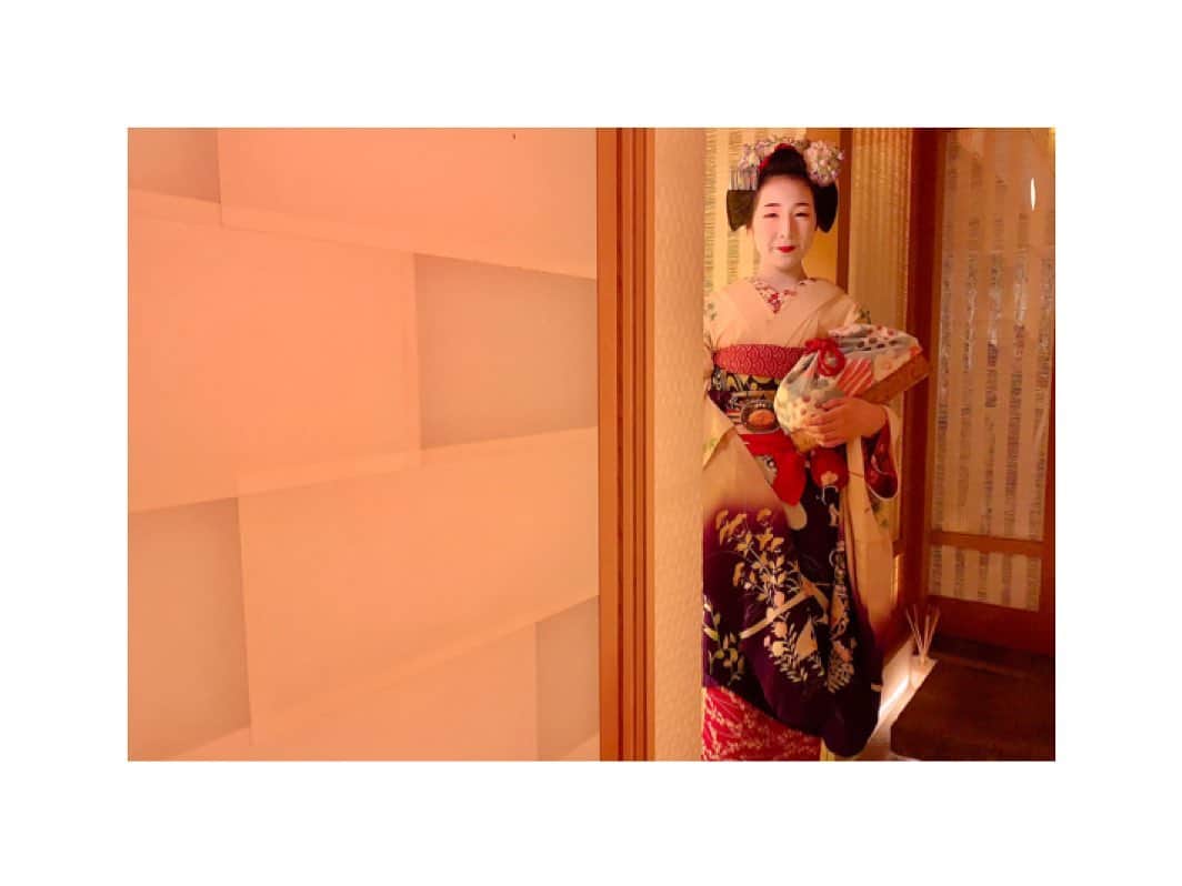 のインスタグラム：「君萌ちゃんの今月のお衣装は、萩と虫籠のお柄のお着物に桔梗の簪です。 萌ちゃんは可愛らしい雰囲気なので、お花の簪がとても似合います💕 舞妓さんのお衣装は、毎月季節に合わせて屋形のおかあさんがそれぞれにお着物と簪を選んで下さり身につけます。 お着物や簪、ぽっちり等は代々受け継がれている貴重な物もありますので気軽に触れて破損するような事が起きないようにお気をつけくださいね。 舞妓さんは「歩く芸術品」とも例えられますが、お衣装や帯などについて知るとより納得します。 #萌ちゃん今日も可愛い  #萌ですよろしくお願いします  #お着物 や #花街 #歌舞伎 など #日本の伝統 が長く守られ受け継がれますように。 #kyoto #hanamachi  #miyagawacho #miyagawachomaiko #kimimoe  #京都 #京都花街 #宮川町 #宮川町舞妓 #舞妓 #舞妓さん  #君萌 #君萌ちゃん #今月の君萌ちゃん  #萌ちゃん今日も可愛い  #萌ですよろしくお願いします」