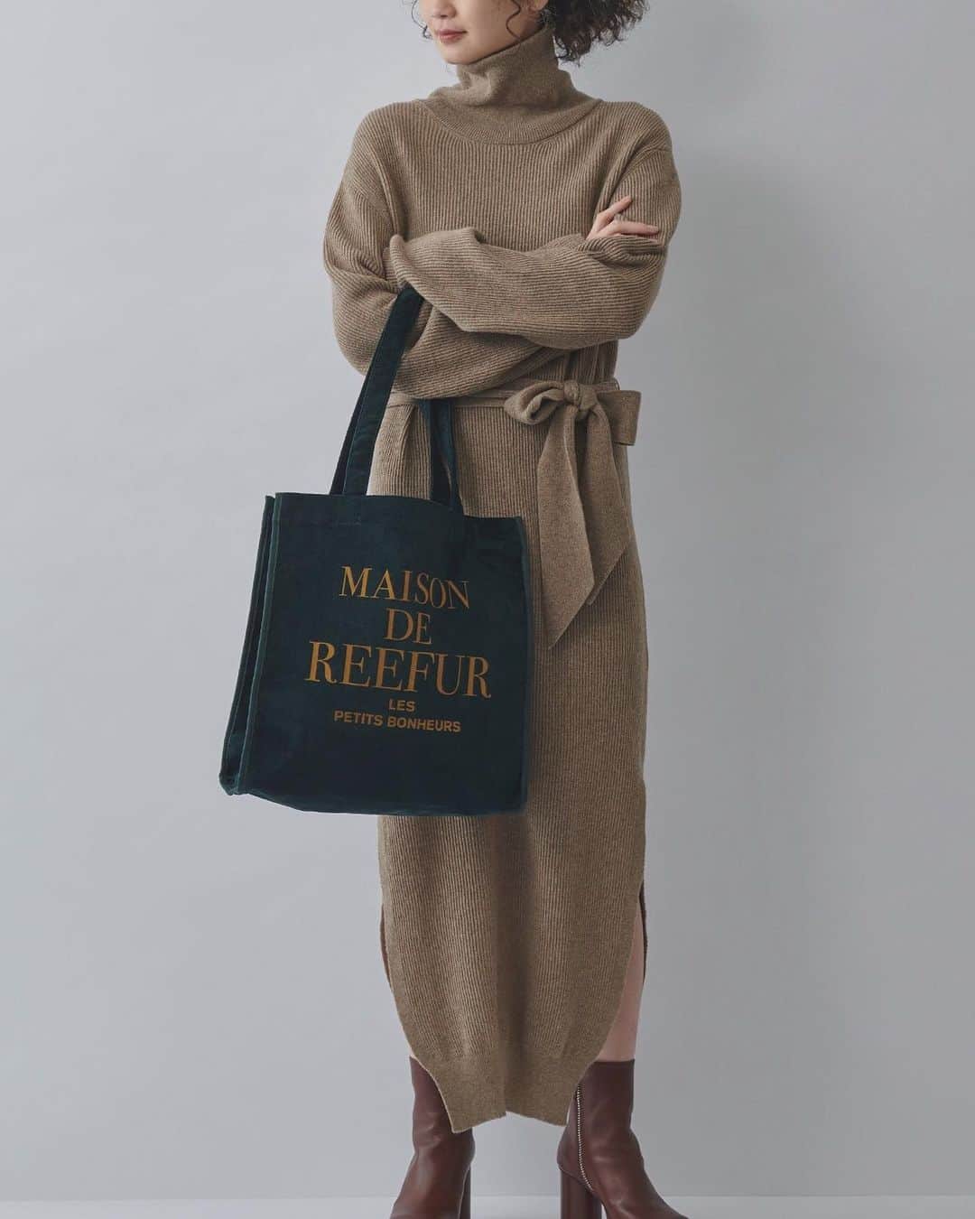 MAISON DE REEFURのインスタグラム：「. ◉CANAAN Turtle Neck Knit Dress / @nanushka ◉Velour Tote Bag M / @maisondereefur ◉Short Boots / @jilsander . . ※店舗によりお取り扱いブランドが異なります。詳細は店舗までお問い合わせください。 ※ルミネエスト新宿店では、-9/16(Mon)までの期間中、ハウスカードご利用で［10％OFF］になるハウスカードキャンペーンも開催中です。 . #maisondereefur #nanushka #kiosque #jilsander #autumn #winter #knit #boots #totebag #onepiece #メゾンドリーファー #秋冬コレクション #キオスク #ニット #ワンピース #トートバッグ」