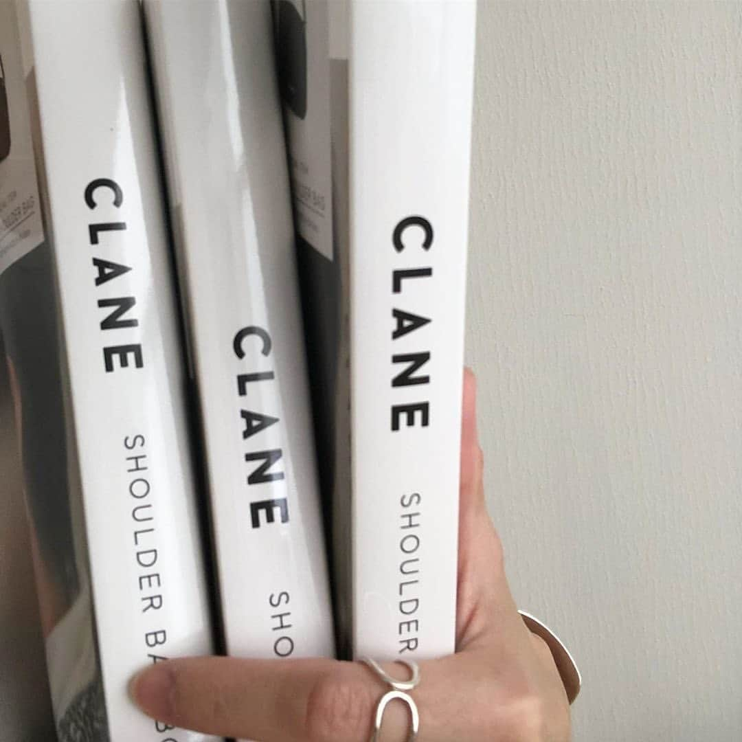 clane_officialさんのインスタグラム写真 - (clane_officialInstagram)「宝島社からブランドムック第二弾、『CLANE 2019 AUTUMN / WINTER COLLECTION 』が発売中。 . クリエイティブディレクター松本恵奈が自らモデルを務め、CLANE 2019 AUTUMN / WINTER コレクションをご紹介しております。 付録にはCLANEのロゴ入りSHOULDER BAG付き。 サイズ:約W24×H20.5×D4.5cm . ✔︎『CLANE 2019 AUTUMN / WINTER COLLECTION 』 ¥1,980+tax ※全国書店またはamazonほかネット書店にて発売開始。 第一弾も好評につき完売でしたので、気になる方は是非お早めに！ #CLANE#クラネ#CLANEMOOK#宝島社」9月13日 12時07分 - clane_official