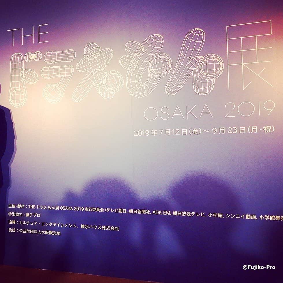 ローチケ（ローソンチケット）さんのインスタグラム写真 - (ローチケ（ローソンチケット）Instagram)「THE #ドラえもん展 OSAKA 2019（ @thedoraemonten ）開催中🎉  日本を代表するアーティスト28組と「ドラえもん」が出会う特別展✨「THE ドラえもん展 OSAKA 2019」が大阪文化館・天保山（海遊館の隣）で現在行われています🎊  誰も見たことのない、世界にひとつだけ🌟の新しい「ドラえもん」をぜひ🎨明日14日(土)より3日間はシルバーウィーク特別企画🎉各日先着50組様にポストカードをプレゼント🎁当日券受付カウンターにてお待ちしております🎶  ローチケでは入場チケットを販売中🎟️ 詳しくは 「ドラえもん展　ローチケ」でネット検索📲  #ドラえもん展大阪 #ドラえもん展カフェ #ドラえもん #doraemon #シルバーウィーク #プレゼント #展覧会 #大阪イベント #展覧会巡り #どらえもん #天保山 #大阪港 #藤子f不二雄 #osaka #artoftheday #artofphotography #artoflife #artofinstagram #artoftheweek #osakatrip #instatrip #manga #doraemonlovers  #ローチケ #lawsonticket © Fujiko-Pro」9月13日 12時18分 - lawson_ticket