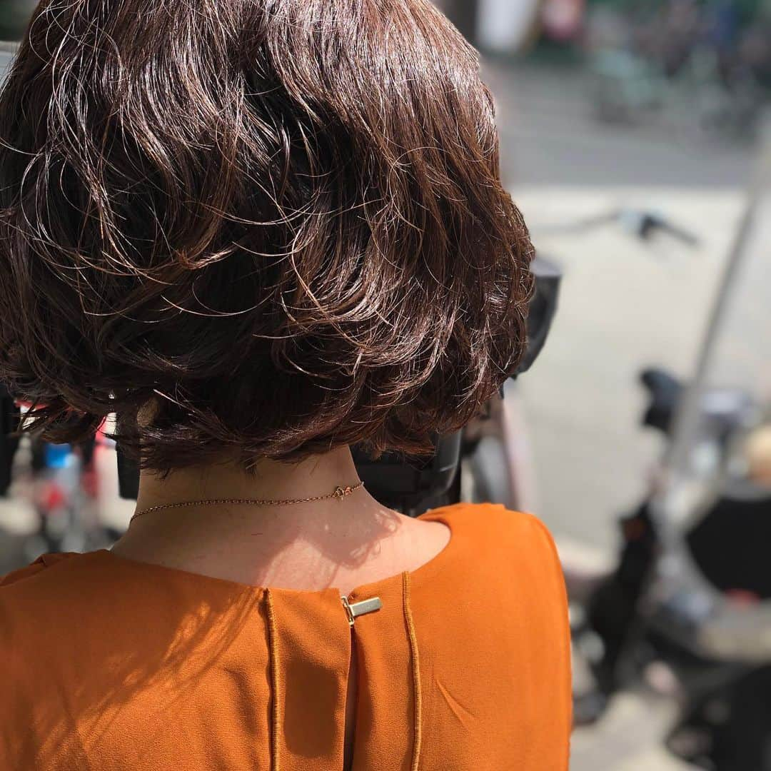 【北堀江・美容室 peaks hair】のインスタグラム：「パーマスタイル✨✨ アゴラインのボブスタイルに大きめのカールがつくようにデジタルパーマをあててます😊  スタイリスト  堀口  #peakshair #ピークスヘアー#堀江#北堀江#美容室##Instahair#hairstyle#Instafashion#イルミナカラー#小顔#美意識#おしゃれな人と繋がりたい#おしゃれ#お洒落#ヘアアレンジ#ヘアスタイルチェンジ」