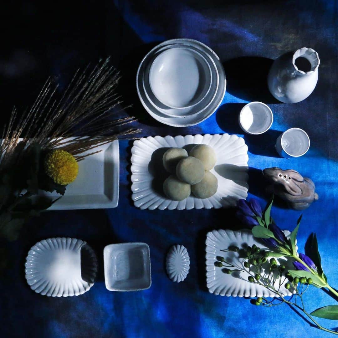 H.P.DECOさんのインスタグラム写真 - (H.P.DECOInstagram)「【本日は十五夜です🌕🐰🍡】 アスティエ・ド・ヴィラットと、アッシュ・ぺー・フランスとの共作「コレクション バンシャク」。“晩酌”をテーマとした18種類の白い陶器は、日本の古き良き時代の習慣を彼らのテイストで新たに表現しています。醤油皿に魚皿など個別の膳に、お酒とともに季節を映す彩りに溢れる数々の酒肴を並べ、夜空に浮かぶ月を楽しみませんか。  #astierdevillatte #astierdevillatte_hpdeco #hpdeco #hpdecoaosando #十五夜 #お月見 #中秋の名月 #中秋節 #moon #晩酌 #アスティエドヴィラット #アスティエドヴィラットのある暮らし #アスティエ」9月13日 12時37分 - atelier_ma_vie