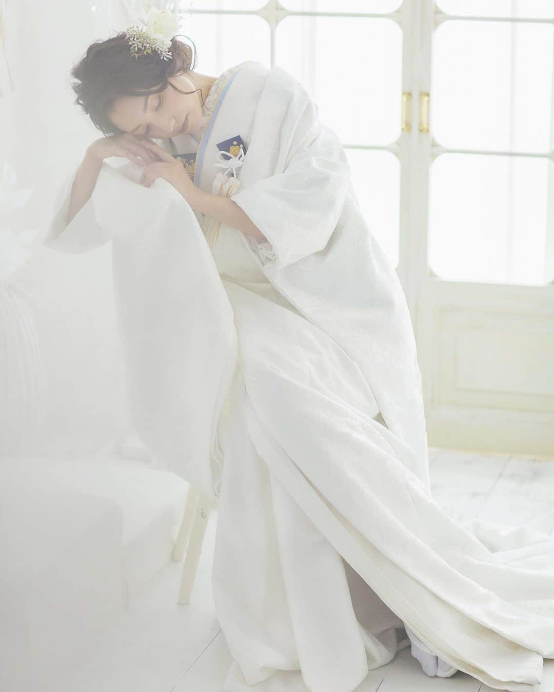 CLAIREのインスタグラム：「白無垢の写真も少し崩して、ラフに柔らかく。 ・ @clairebridalstudio」