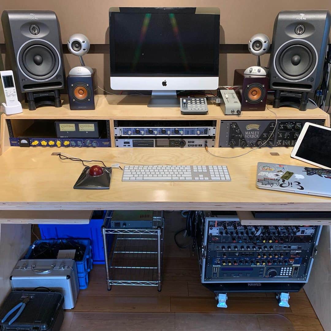 篤志さんのインスタグラム写真 - (篤志Instagram)「昨晩から作業机の入れ替えをしてしまいました。 めっちゃスッキリ！半日で終わったのが奇跡！ 仕事するぞー！！！ #output #platform #studiodesk」9月13日 12時38分 - atsushi_guitar