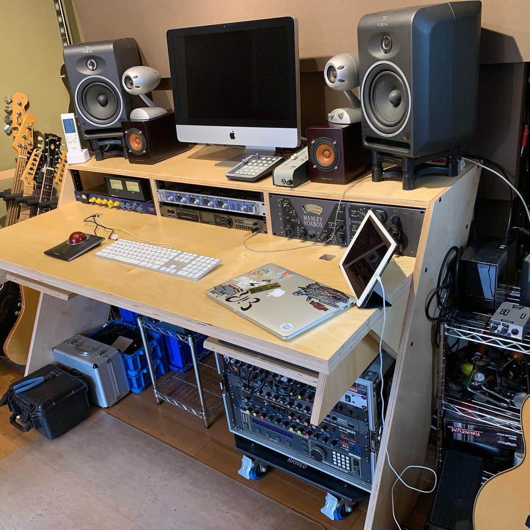 篤志さんのインスタグラム写真 - (篤志Instagram)「昨晩から作業机の入れ替えをしてしまいました。 めっちゃスッキリ！半日で終わったのが奇跡！ 仕事するぞー！！！ #output #platform #studiodesk」9月13日 12時38分 - atsushi_guitar