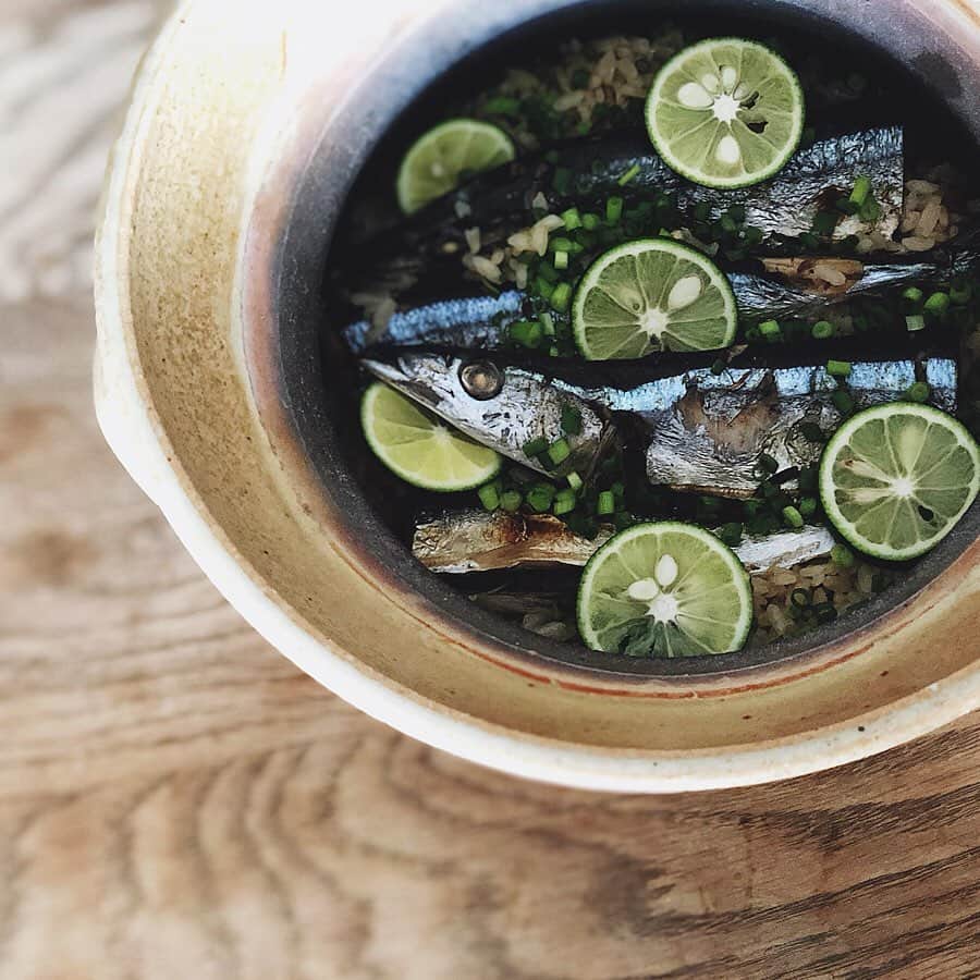 宇藤えみさんのインスタグラム写真 - (宇藤えみInstagram)「秋刀魚の炊き込みご飯。 脂が乗って美味しくなってきた♪ 作り方は近々blogに残しますね。 #季節のごはん#暮らし#暮らしの知恵#秋刀魚」9月13日 12時38分 - emiuto