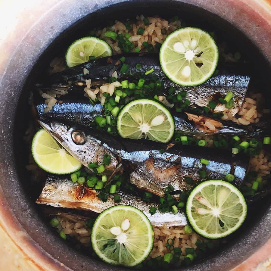 宇藤えみさんのインスタグラム写真 - (宇藤えみInstagram)「秋刀魚の炊き込みご飯。 脂が乗って美味しくなってきた♪ 作り方は近々blogに残しますね。 #季節のごはん#暮らし#暮らしの知恵#秋刀魚」9月13日 12時38分 - emiuto