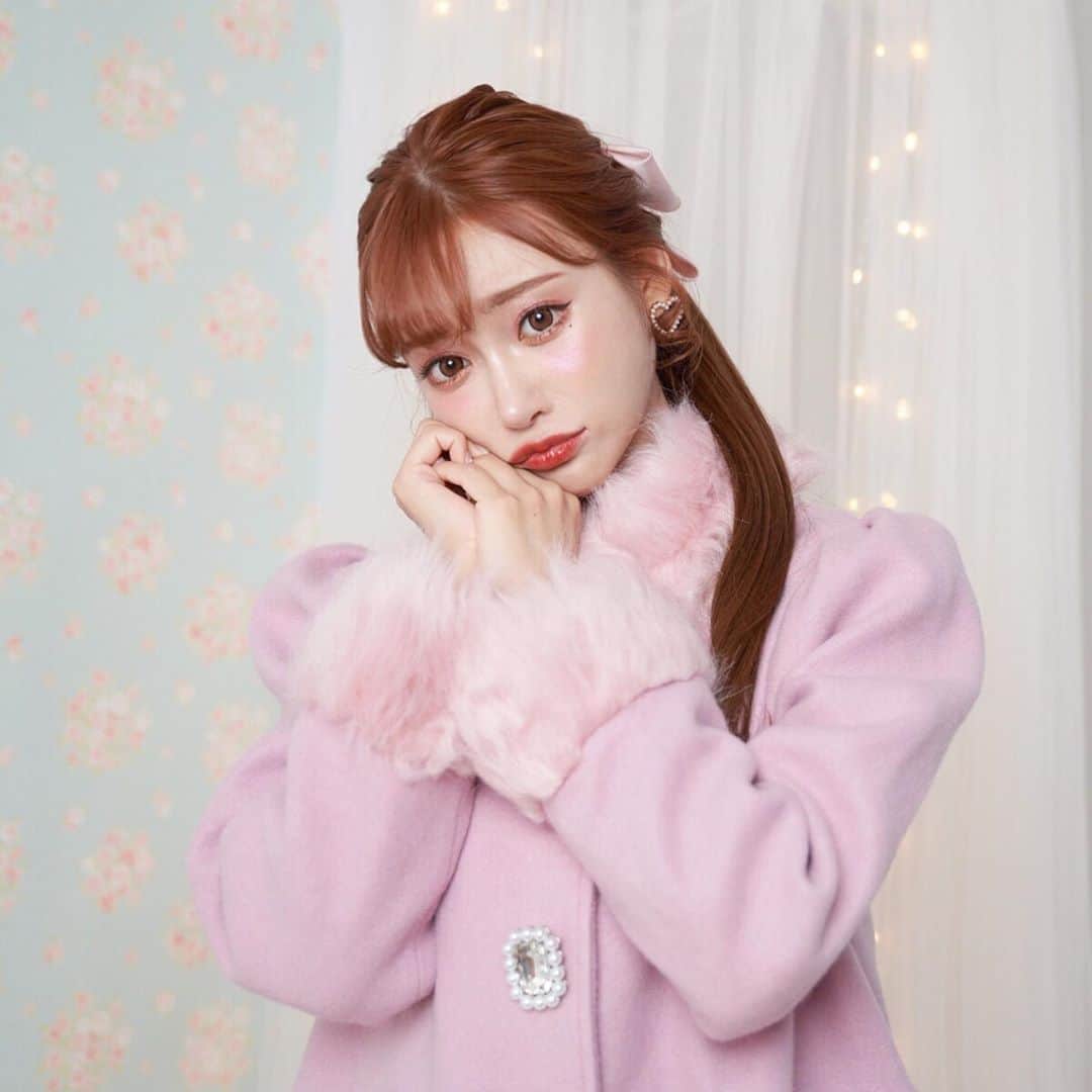 明日花キララのインスタグラム：「. Swankiss×Whip❤︎Bunnyコラボ 🍒🦢❤︎🐇❤︎🦢❤︎🐇❤︎🦢❤︎🐇🍒 . ‪本日より📣 WEB先行予約15:00〜‬発売開始です！‬！ . ＊コート４種展開 ＊セットアップ３色展開 ＊チュールワンピ３色展開 ＊プリーツワンピ３色展開 ‪▼‬ ‪https://swankiss.theshop.jp‬ ‪予約特典として先着200名様に‬ ‪直筆サイン入り生写真プレゼント💓‬ ‪※商品は10/25に順次発送いたします。‬ . ‪⚠️web先行予約での‬イベント参加券はお配りしておりませんので、予めご了承くださいませ‬。 . ※全ての商品sold outとなりました。 ありがとうございます🧁🖤 . 来店イベントは 11月2日（土）渋谷109店 11月9日（土）名古屋PARCO店にて開催です！💓」