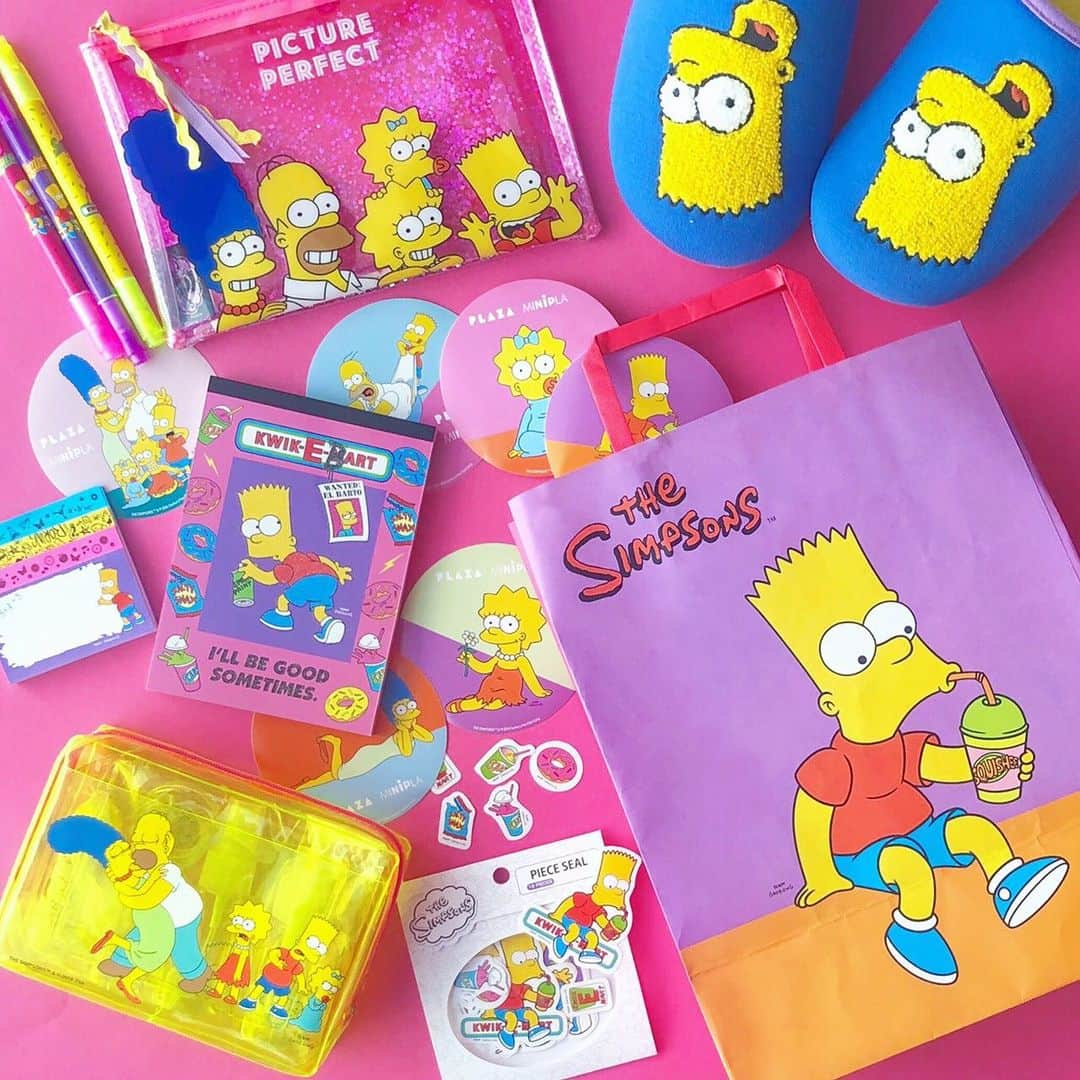 プラザ/PLAZAさんのインスタグラム写真 - (プラザ/PLAZAInstagram)「9/13(金)スタート『THE SIMPSONS』プロモーション💜ユーモア満載のシンプソンズファミリーが、新学期や新生活に欠かせないステーショナリーやランチグッズになって登場です🙌😍 ほかでは手に入らないPLAZA限定のシンプソンズグッズも♪ . アイテムの詳細は、プロフィールのリンクからPLAZAのWEBサイトをチェック👀✨ . #THESIMPSONS #シンプソンズ #ステーショナリー #ランチグッズ #文房具 #限定ショッパー #PLAZAスタイル #プラザスタイル #PLAZA #プラザ #MINiPLA #MINIPLA #ミニプラ @plazastyle」9月13日 12時52分 - plazastyle