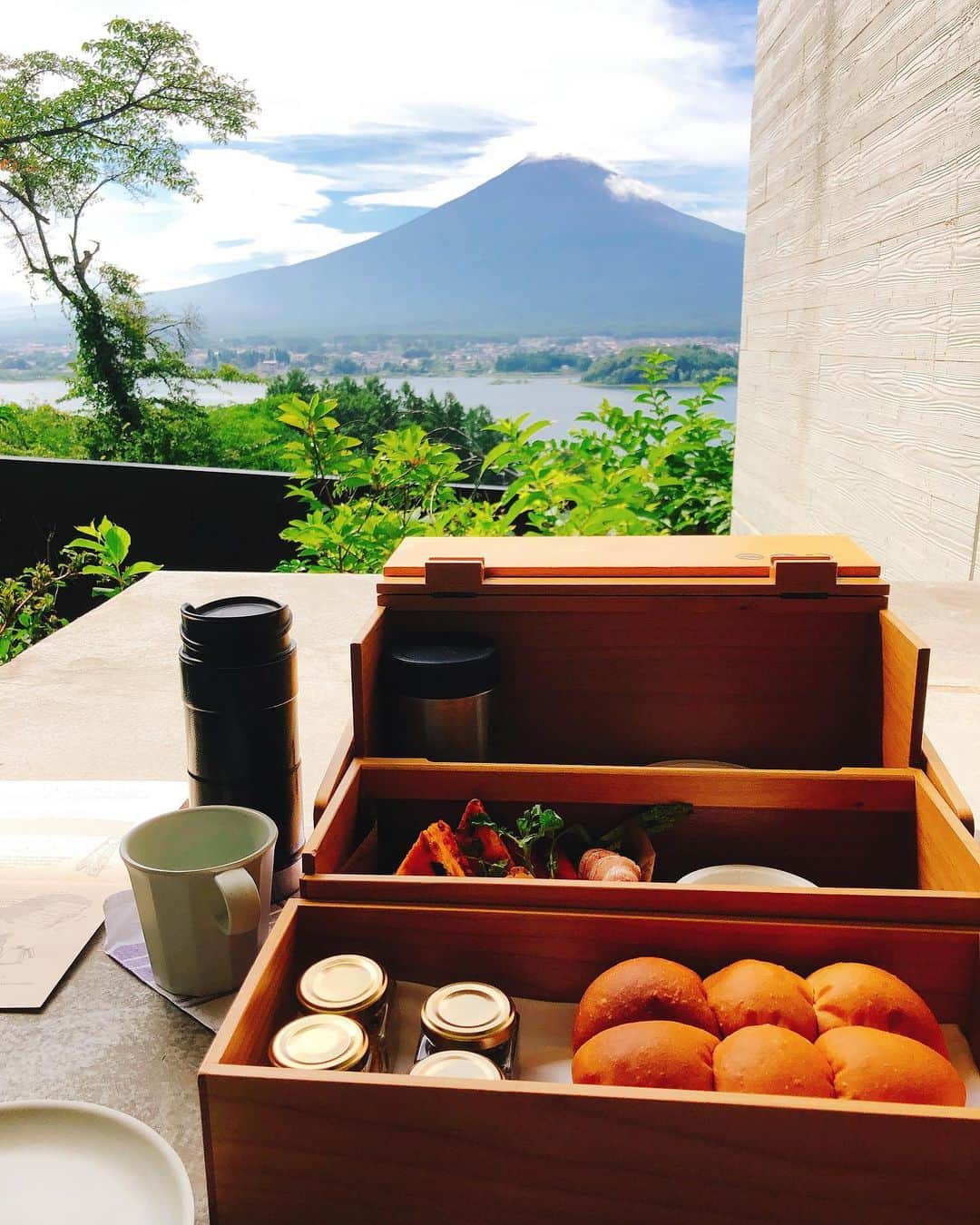 岡田栞奈のインスタグラム：「Good morning ☀️ ・ ・ お部屋で食べる朝ごはん🥣 目の前に広がる富士山の絶景とともに... 最終日に拝めて良かった😭😭✨ #星のや富士 #朝ごはん #富士山 #富士山の見える宿  #日本の絶景 #最高の一日 #家族旅行 #最終日」