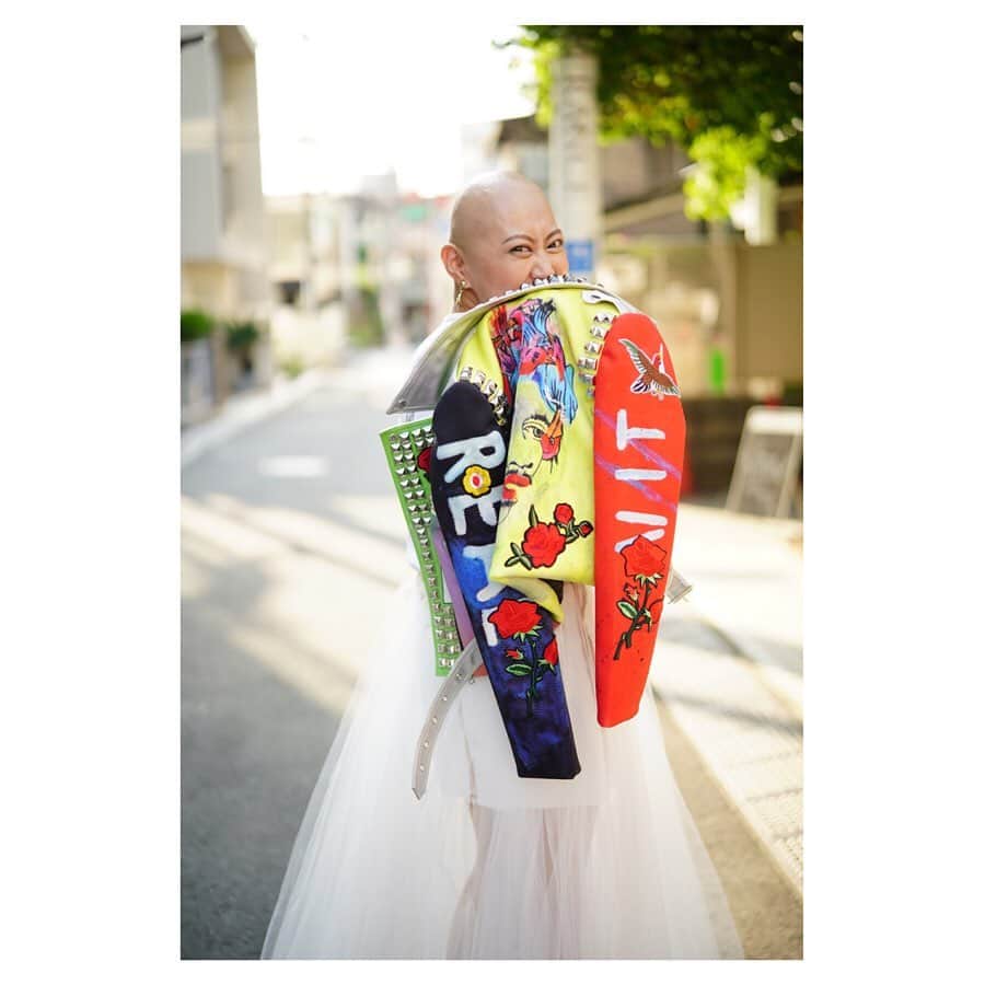 菊池かずみさんのインスタグラム写真 - (菊池かずみInstagram)「明日9月14日(金)11時〜18時で是非来ていただきたいイベントがあります!!✨ 今年始めに乳癌宣告を受け、癌と向き合い戦ってきたカッシーさん @kashiwagihitomi のパワー溢れるイベント✨  美味しいアイスをご購入いただいた方には、フラワーアーティストのカッシーさんのフラワーギフト付き♡  私も是非何かやらせていただきたいと思い、、！ アイスをご購入いただいた方限定でご希望の方に、似合うオススメリップを私が選んで塗るサービスをしたいと思っています💄  私がいる時間は14時〜16時なので、その時間に来ていただける方は ・アイスを食べ ・カッシーさんの素敵なお花と共に ・オススメの似合うリップを塗り イベント開催地のフォトジェニックな空間で写真を撮って楽しんで下さい♡  ヘアメイクとしてお仕事でも関わらせていただいている大好きな @hautecouturedesign_ チーム主催✨HOPE project✨ イベント詳細はこちらで下記チェックを✨  #Repost @kashiwagihitomi (@get_repost) ・・・ HOPE project✨﻿ ﻿ 忘れもしない1月22日 癌宣告を受け、、、﻿ 3月1日に乳癌の全摘手術を行いました。﻿ その後、抗がん剤治療を行い今に至ります。﻿ ﻿ 癌宣告を受けた時は、予期せぬ事態にこれから先どうなるか不安でいっぱいでした。﻿ ﻿ ただ、そんな中でも私自身やりたい事が今まで以上に溢れていて。﻿ ﻿ 誰かの為に。や笑顔を見る為に動く方が﻿ 自分でもびっくりするくらいチカラが湧く事が沢山ありました。﻿ ﻿ 沢山の仲間やお客様。﻿ そしてSNSで繋がったどこかの誰か、同じ病気と闘っているヒト。﻿ たくさんの励ましがあったからこそ、今の私があります。﻿ ﻿ ﻿ 今の私にできることは、沢山の方々にその感謝を返したい。 私ができるお花で人を楽しませること。﻿ を9月14日に小さなイベントとして開催させて頂きます！﻿ ﻿ ﻿ ﻿ 今をめいっぱい楽しんで生きる。﻿ どんな状況でも自分が楽しいと思える道がある。﻿ ﻿ ﻿ それを沢山の方々にも感じて頂ければ幸いです‼️﻿ ﻿ ﻿ ﻿ ﻿ イベント開催決定です！﻿ ☟﻿ #repost @hautecouturedesign_﻿ ・・・﻿ Have a great healthy day!! ﻿ ﻿ ﻿ 悩みなんて吹っ飛ばして元気をチャージしに﻿ 出掛けてみませんか？﻿ ポジティブに生きる方法を知るpowerful girlsと﻿ 健康アイスと彩り溢れるフラワーに触れ﻿ 心も体も元気になろう！ ﻿ ﻿ ⚠️砂糖・乳製品・人口調味料・香料・保存料不使用﻿ で子供からアレルゲンフリーの誰もが﻿ ”食べて笑顔になれるアイス”を展開する﻿ #マッシュアップ とライフイベントに寄り添う ﻿ #オートクチュールデザイン が﻿ コラボした元気になるイベントを開催いたします!! ﻿ ﻿ イベントでは、アイスを可愛くデコレーションするワークショップや元気をくれるフラワーのギフトがあったり🌷アイス棒に当たりがあった方へのTRUNK（HOTEL)内にあるTRUNK（STORE)の商品がプレゼントされるなど！﻿ ﻿ コンテンツも盛りだくさんです。 ﻿ ﻿ どなたでもお越しいただけます！﻿ 是非元気をチャージしにいらしてください。 ﻿ ﻿ ﻿ 【イベント詳細👇】﻿ ﻿ 9月14日（土）﻿ 11：00 open－18：00 closed﻿ 東京都神宮前５－30－３　ニューアートビル　﻿ マッシュラボ ﻿ 入場料　700yen﻿ (アイス1本フラワーギフト付） ﻿ #KIBOUプロジェクト﻿ #アイスで元気﻿ #花で元気﻿ #マッシュキャンディ﻿ #マッシュアップラボ﻿ #心も体も喜ぶ美味しさ﻿ #HautecoutureDesign﻿ #オートクチュールデザイン﻿ #とにかく元気に過ごそう﻿ #TRUNKHOTEL ‥ ‥ #乳がん女子 #乳がん治療中 #癌 #癌サバイバー #癌治療 #がんファイター #癌なんかに負けない #乳癌 #トリプルネガティブ #トリネガ #キャンサーサバイバー #キャンサーギフト #aya世代 #乳がんサバイバー  #breastcancer #lifeisbeautiful」9月13日 12時54分 - kikku726