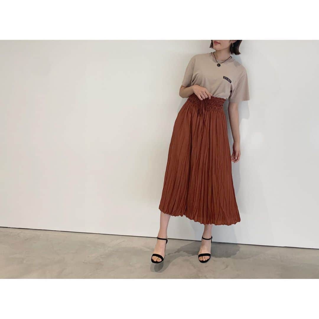 のインスタグラム：「❤︎ 昨日ライブしてるころ、テレビでは「#THE突破ファイル 」と「 #ぐるナイ 」に出演させて頂きました☺️❤️ . . 今回のTHE突破ファイルの衣装のアクセサリーは青森の伝統工芸品、#津軽塗 のデザインのものでした✨✨ 昔から箸やテーブルなどで親しまれてる津軽塗がこんなに身近に感じられるなんてステキ🤤 . 衣装👗 #MilaOwen #ミラオーウェン #さくら野」