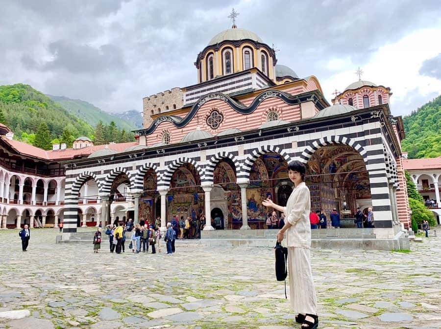 朝日放送「朝だ！生です旅サラダ」さんのインスタグラム写真 - (朝日放送「朝だ！生です旅サラダ」Instagram)「@e_n_n_a_ ブルガリアの旅のなかでも特に感動した #リラ修道院 😭✨ ブルガリア生教で最も重要な修道院、およそ500年続いたキリスト教弾圧の時代にも、ここだけは黙認されていたという #特別な場所 だそうです。 石造りの外壁から中に入ってまず僧院の独特な外観に、次にその縞々のアーケード内にびっしりと描かれた鮮やかな #フレスコ画 に目を奪われます‥！🎨✨ 聖書の色んな場面、どーんと全部のせ！というぐらいのボリュームで、ずっとみていられるくらい美しい‥😭✨ 山奥にひっそりと佇む #神秘的 な修道院、ぜひその目で観て、体感してほしいです😌✨ _ #ブルガリア建築 #最高傑作 #世界遺産 #修道院 #РИЛСКИМАНАСТИР #ブルガリア #Bulgaria _ #ABCテレビ #朝日放送テレビ #朝だ生です旅サラダ #旅サラダ #旅サラダガールズ #山代エンナ #イラストレーター #海外 #旅 #travel #trip」9月13日 13時00分 - tabisalad