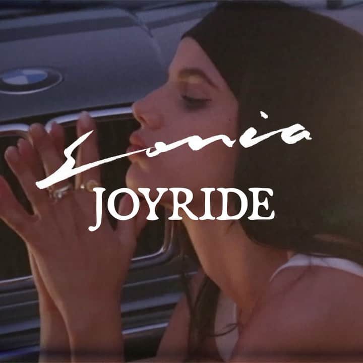 ソニア・ベン・アンマーのインスタグラム：「JOYRIDE IS OUT!!!!! 🖤 TELL UR FRIENDS TELL YOUR MOM TELL YOUR DOG! without getting too emotional I just wanna say this has been a hell of a journey over the past couple years of finding who I am & my sound. I’m just grateful to everyone who helped me along the way. I love you guys. this means the world to me. this is just start. EP coming baby!!!!!!! LINK IN BIO」