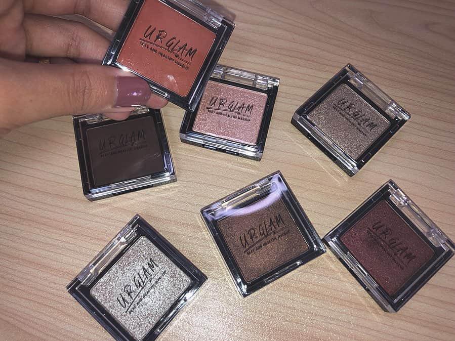 のインスタグラム：「@urglam_official のアイシャドウがやばい、、、🥺️🧡 ㅤㅤㅤㅤㅤㅤㅤㅤㅤㅤㅤㅤㅤ 新作が出てたので大量に買ってきた！ もうね、どれも発色がすごい！！ 100円とは思えない😂🔥 ㅤㅤㅤㅤㅤㅤㅤㅤㅤㅤㅤㅤㅤ めちゃくちゃ可愛い色だらけ！ ㅤㅤㅤㅤㅤㅤㅤㅤㅤㅤㅤㅤㅤ 動画撮ったので明日アップします🔥🔥🔥 ㅤㅤㅤㅤㅤㅤㅤㅤㅤㅤㅤㅤㅤ #instagram #instalove #liquidlipstick  #japan  #メイク  #YouTube  #cosmetics #love #me #makeup  #DAISO #fashion #shii_make🌹 #メイク #コスメ  #新作コスメ #プチプラ #秋コスメ #アイシャドウ #ユーアーグラム #100均 #ダイソー #シングルアイシャドウ #urglam」