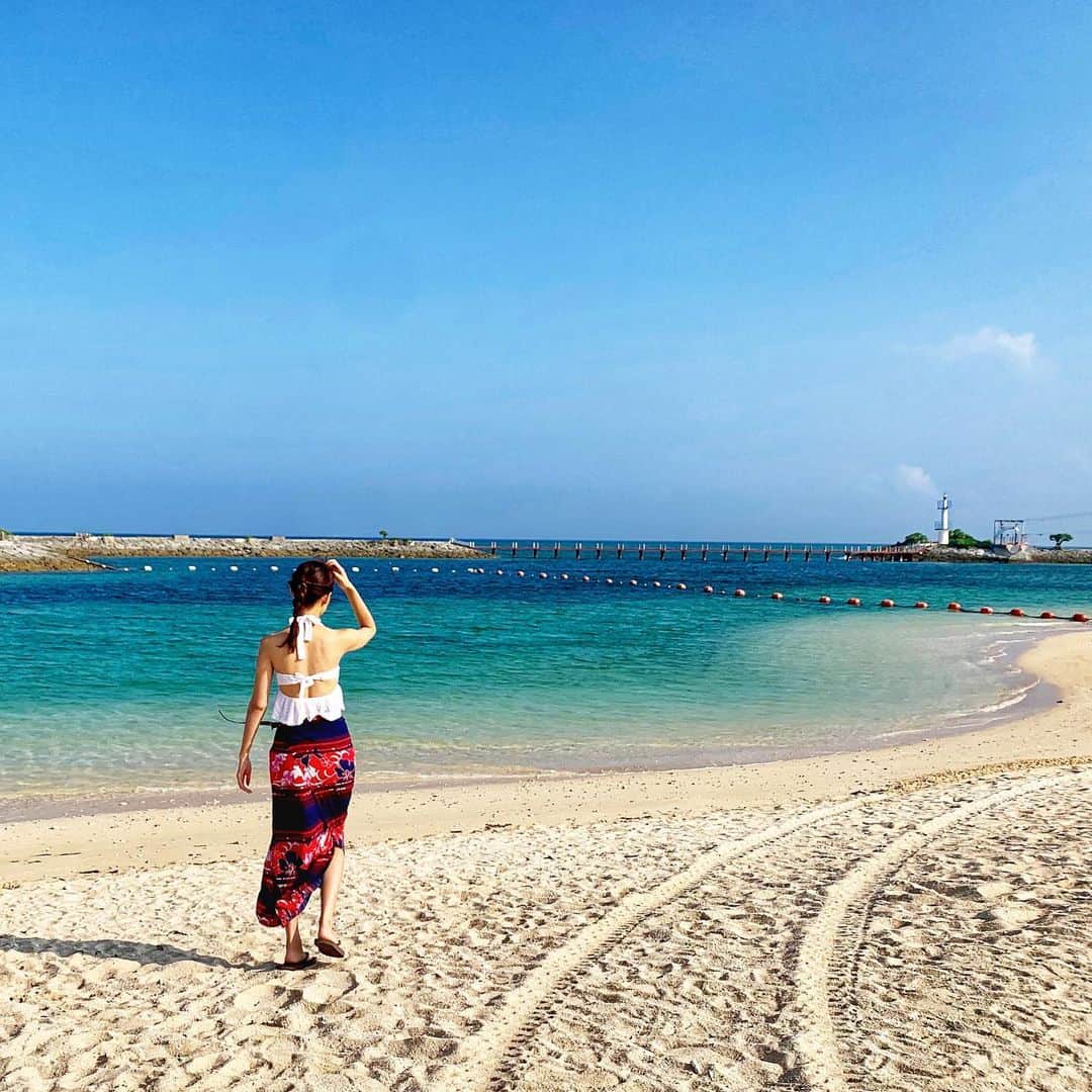 小野澤玲奈さんのインスタグラム写真 - (小野澤玲奈Instagram)「朝の海は最高なり  ニモをみてきた🐠  ママが元気すぎてついていけない。。休憩したい。。 これから今日３回目の海。 . 「早く行きましょ！」だって笑  #沖縄 #母娘旅行  #ニモ」9月13日 13時29分 - reina.onozawa