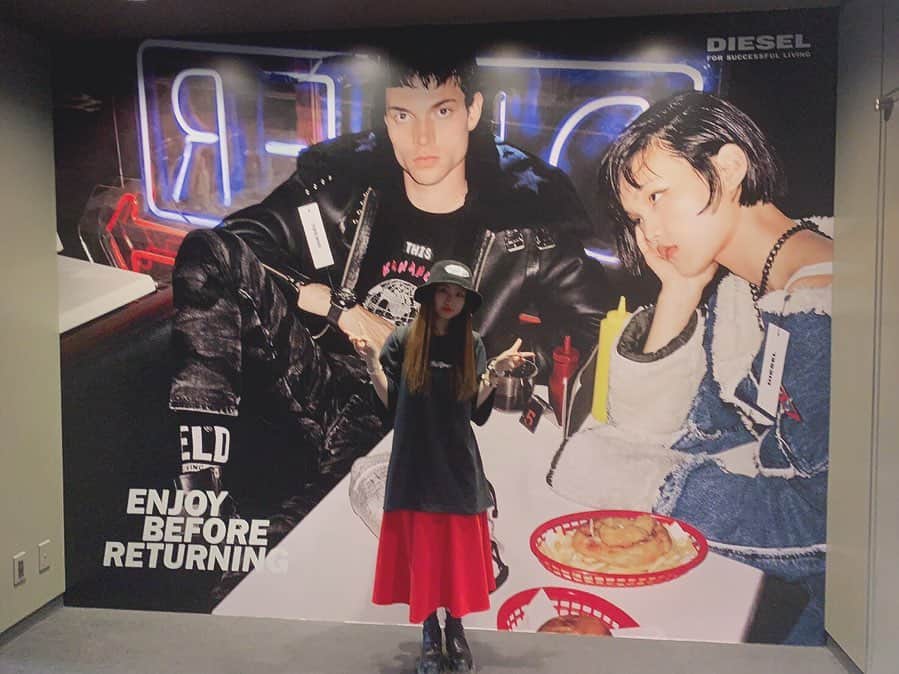 荒井麻珠さんのインスタグラム写真 - (荒井麻珠Instagram)「先日「DIESEL」のショールームに行って来ました👧🏻💄 楽しかったー！ DIESELのアイテム本当に可愛い…🖤 その後、DIESELショップにも行きました👖 渋谷のDIESELよく行くんだけどCafeはまだ入った事ないから今度入ってみよ～！ すごくお洒落空間なんだよね💅🏼 #DIESEL #TOKYO #shibuya #fashion #showroom」9月13日 13時50分 - maju_arai_official